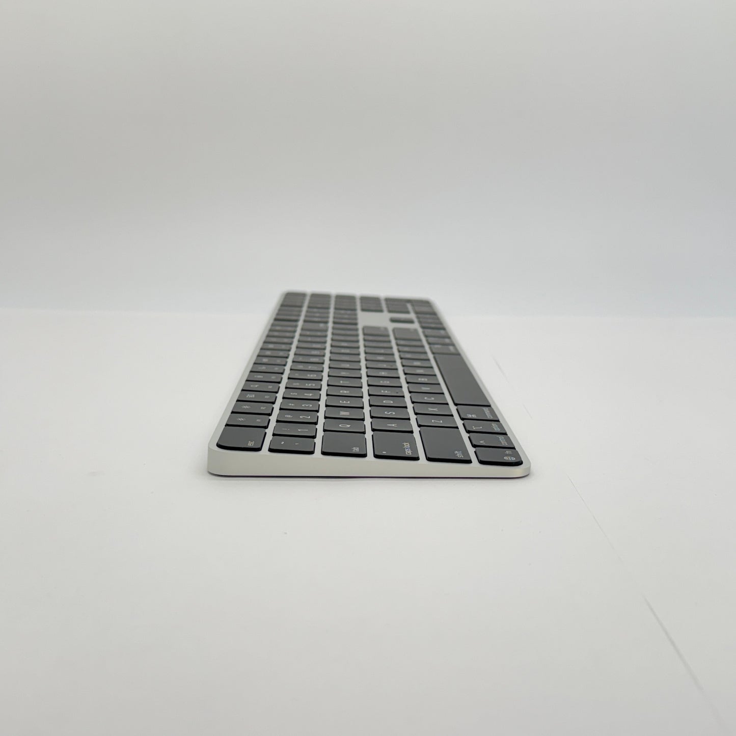 美品 Touch ID搭載 Magic Keyboard(テンキー付き)US配列 MMMR3LL/A【C6980-80】