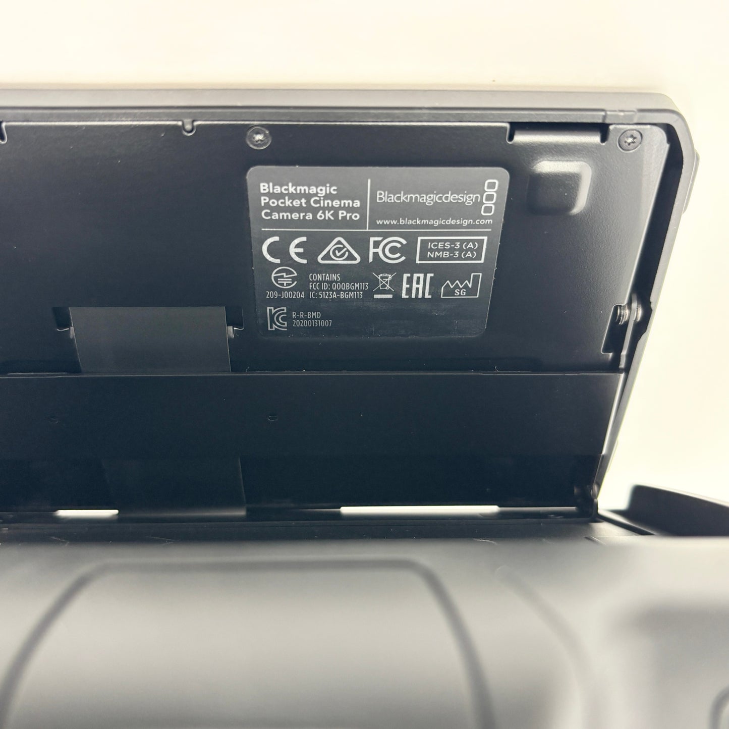 Blackmagic Pocket Cinema Camera 6K Pro ボディ EFマウント SmallRigの専用ケージ付き【C8191-60】