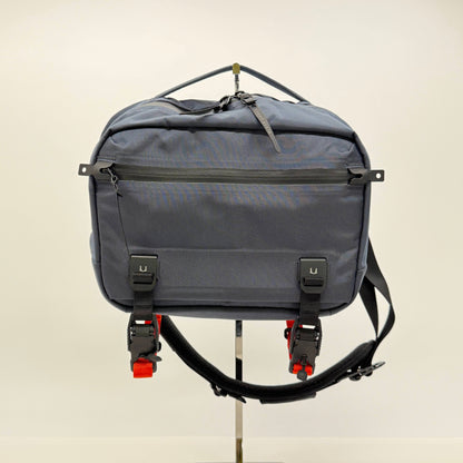 美品 BLACK EMBER ブラックエンバー GRIP-SLING ネイビー ショルダーバッグ カメラインサートREV HOOK V-BUCKLE STRAP付き【C7546】