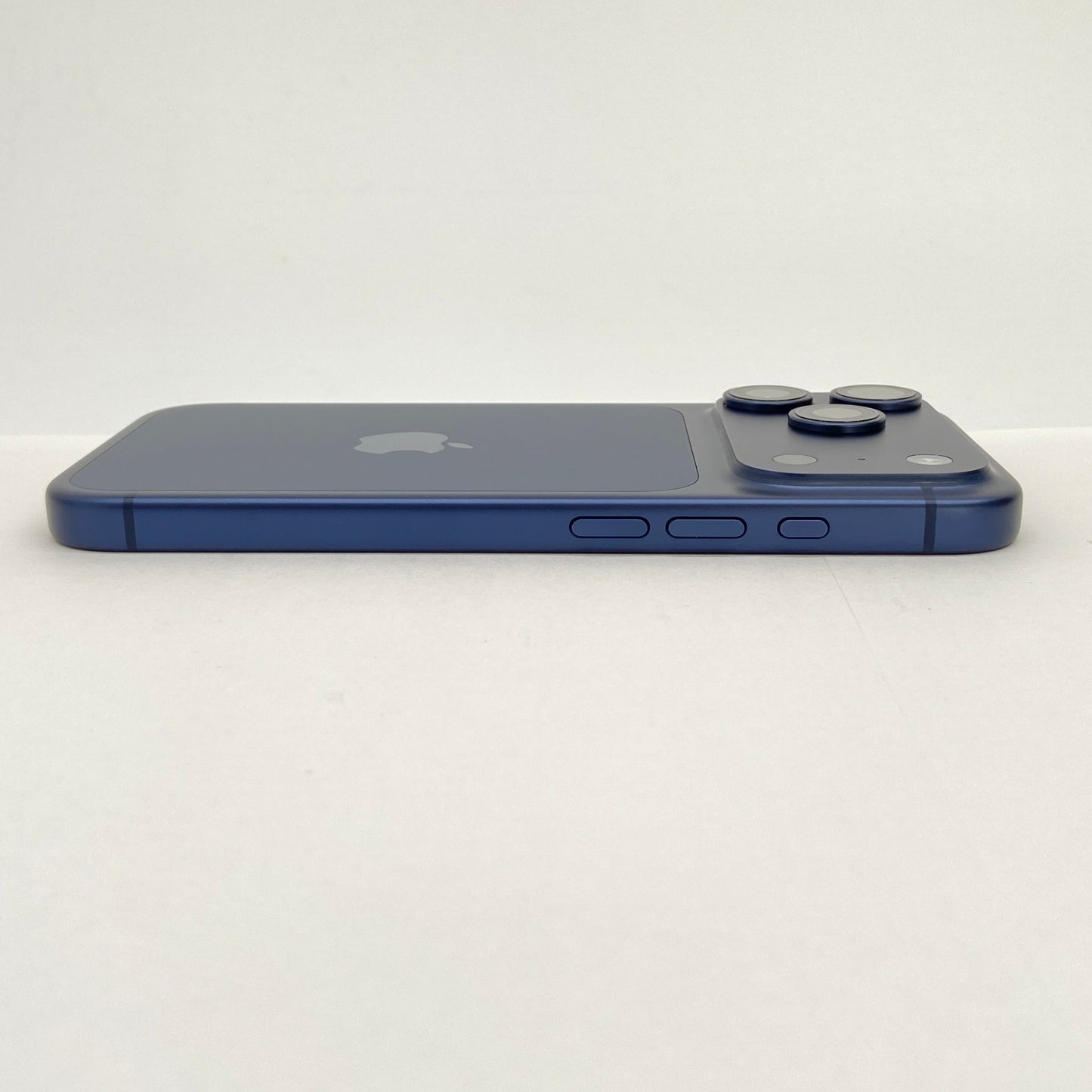 新品同様 美品 iPhone 17 Pro 512GB SIMフリー ディープブルー バッテリー最大容量100%MG8C4J/A 限定保証有効期限：2026年10月9日【C6448-C】