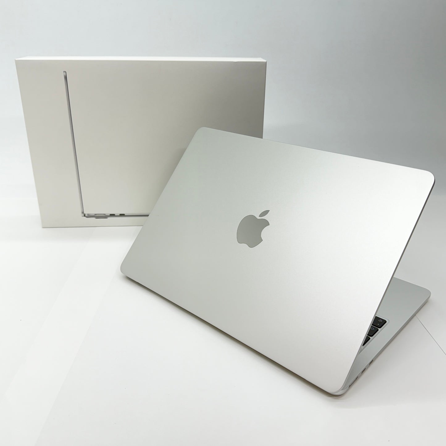 美品 Apple MacBook Air 13インチ 2022 M2 8GB 256GB シルバー MLXY3J/A バッテリー最大容量100%【C5221-80】
