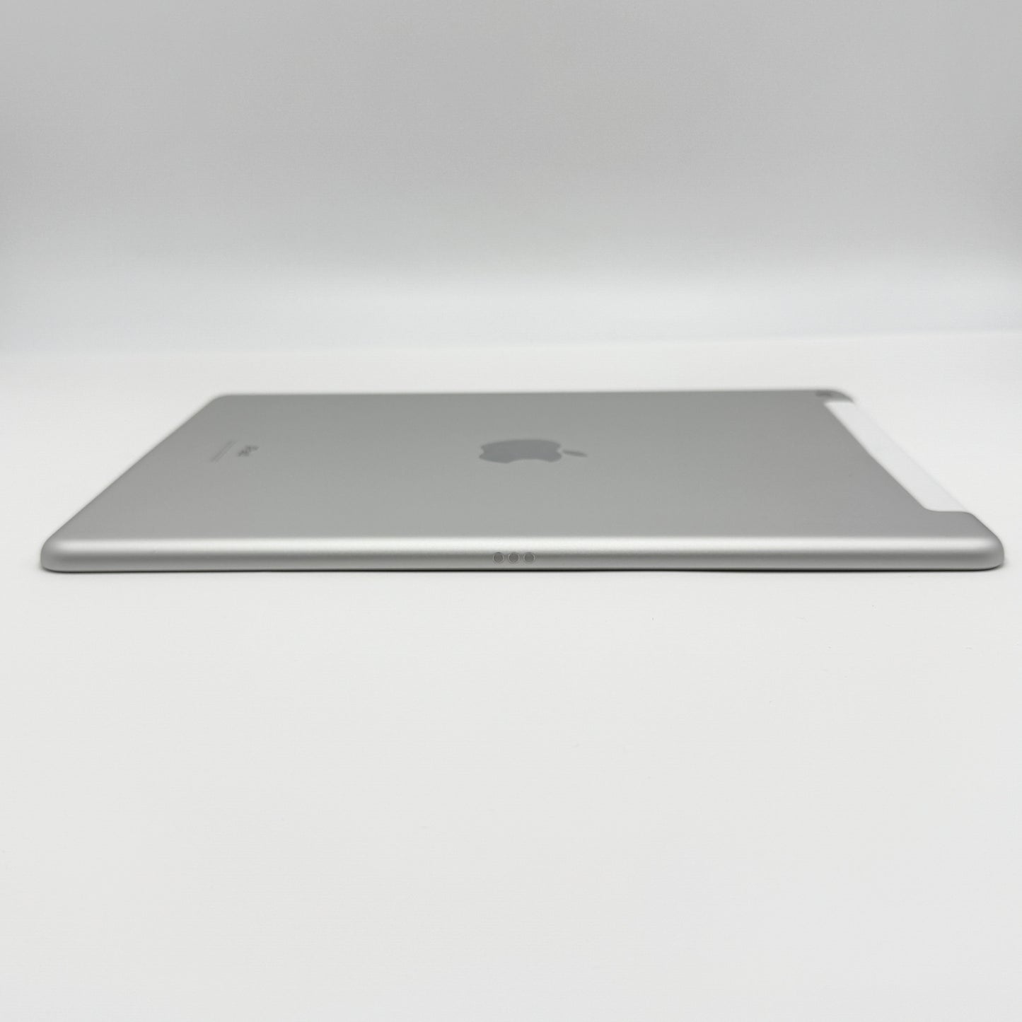 iPad 第7世代 Wi-Fi+Cellular 32GB MW6C2J/A シルバー バッテリー最大容量96%本体のみ【C7421-60】