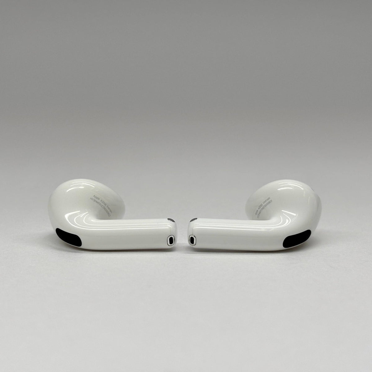 美品 AirPods 4 MXP93J/A （アクティブノイズキャンセリング搭載モデル）【C9028-C】
