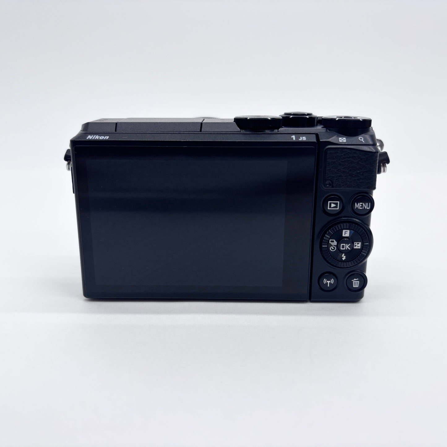 美品 Nikon 1 J5 標準パワーズームレンズキット ミラーレス一眼【C8172-60】