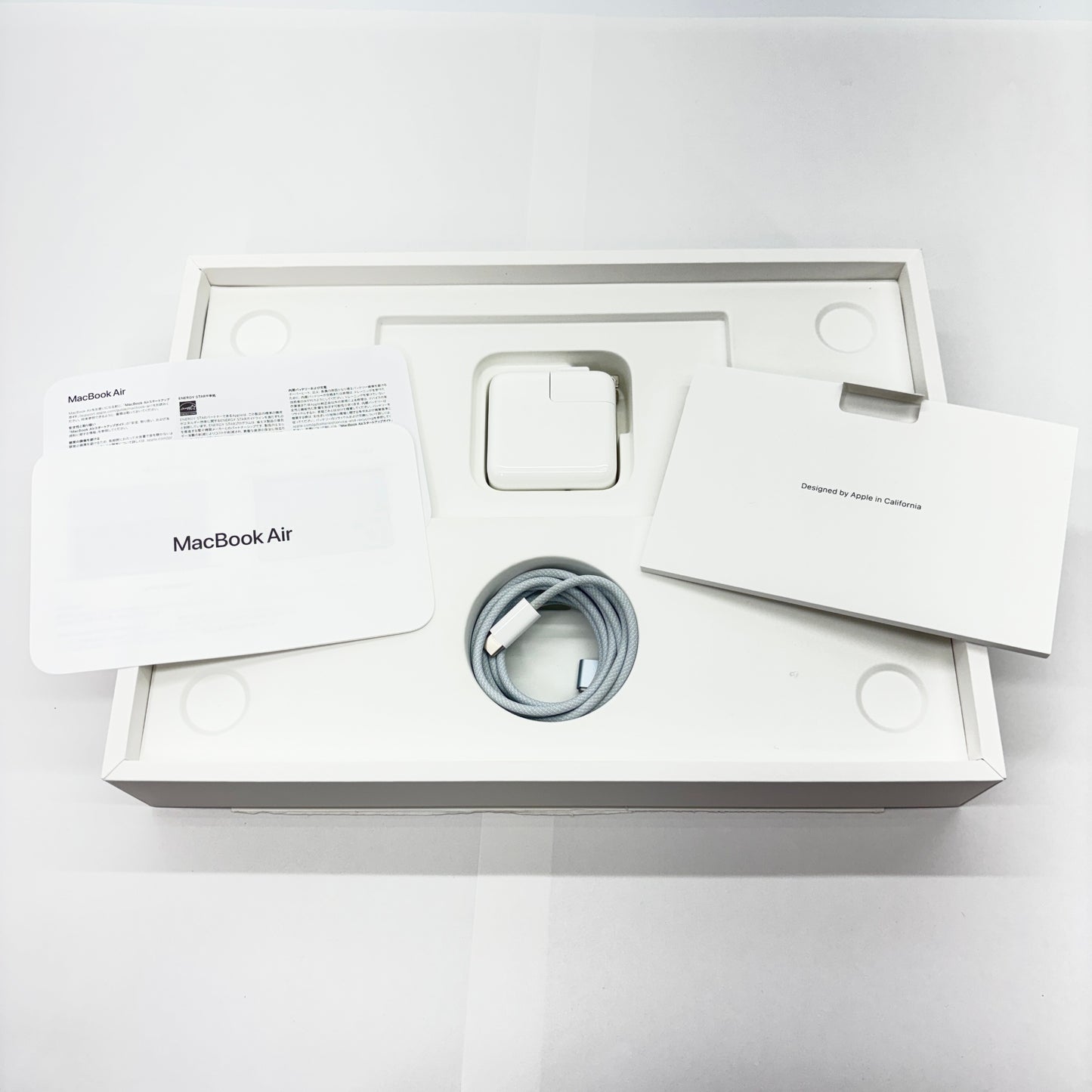 新品同様 美品 MacBook Air 13インチ M4 2025 10コアCPU 8コアGPU 16GB 256GB USキー 充放電回数10回 バッテリー最大容量100%【C5499-80】