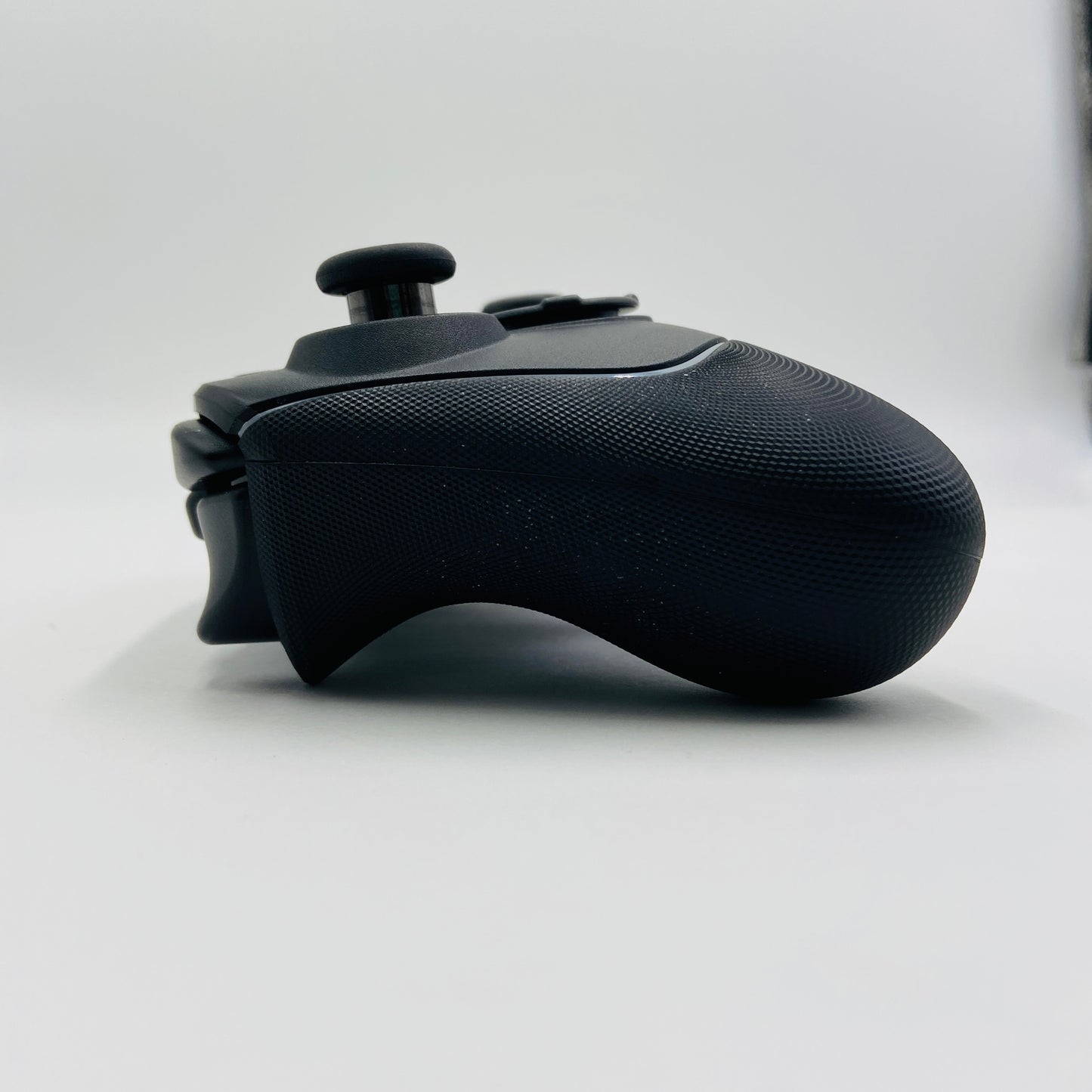 美品 Razer Wolverine V2 Pro ワイヤレスコントローラー PS5 C3845 80サイズ発送