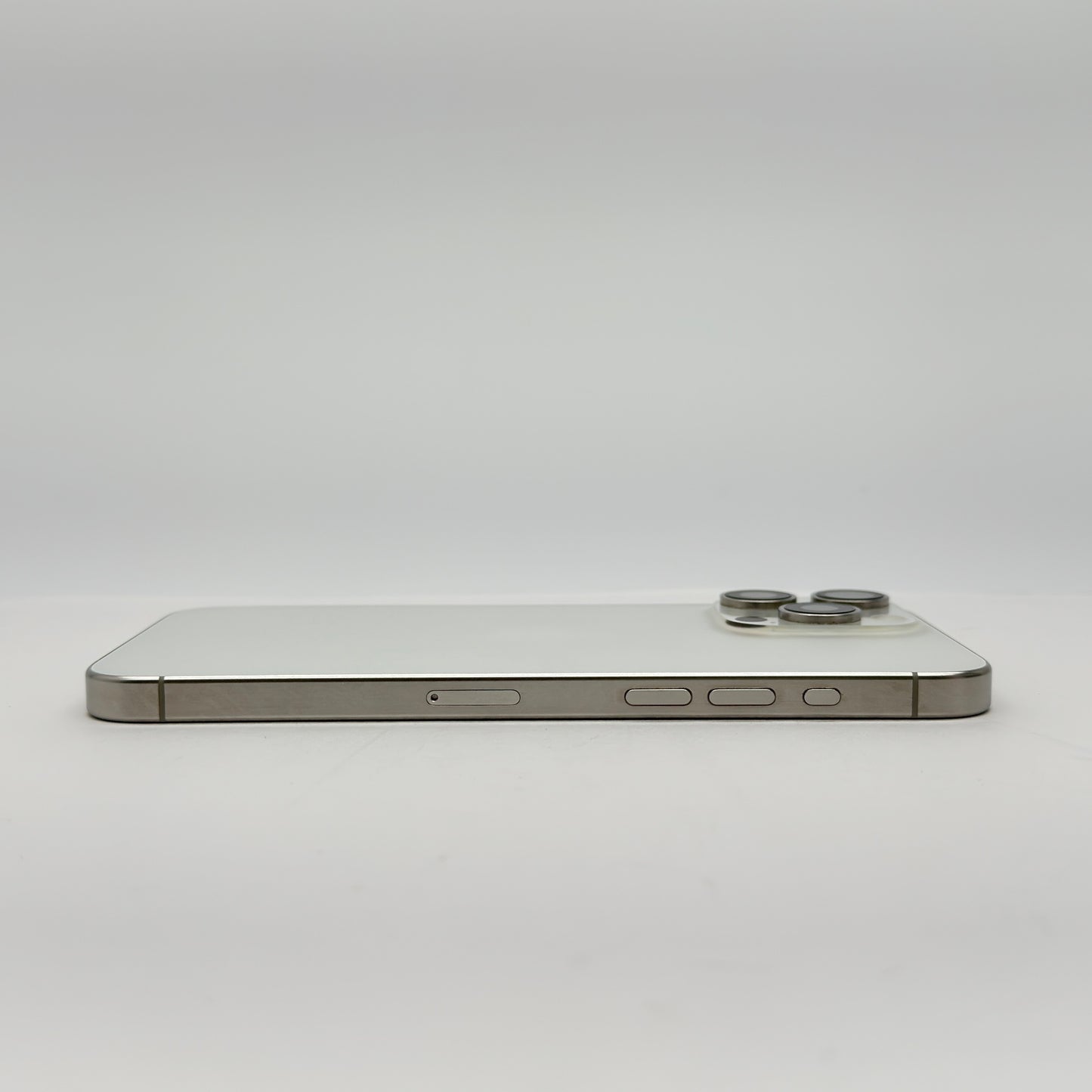 美品 SIMフリー iPhone 15 Pro Max 256GB MU6Q3J/A バッテリー最大容量89% ホワイトチタニウム【C7799-C】
