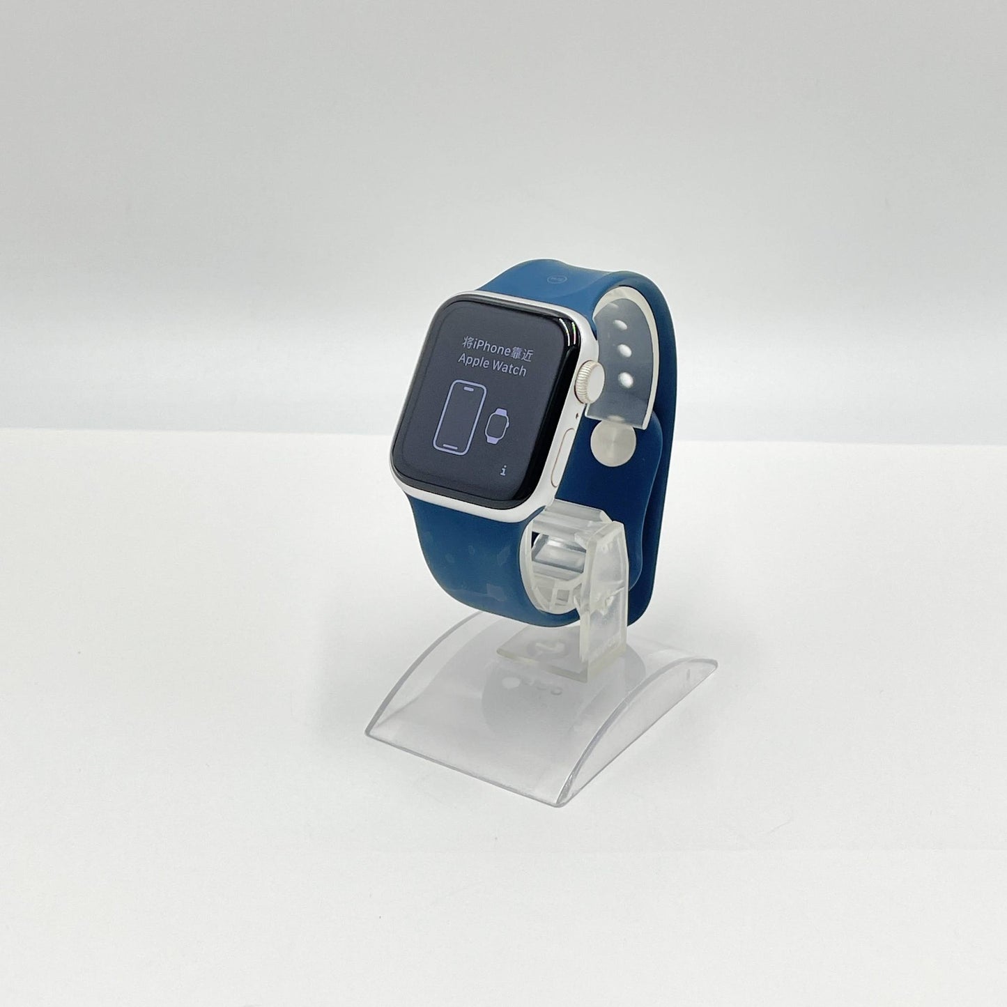 Apple Watch SE（GPSモデル）40mm シルバーアルミニウムケースアビスブルースポーツバンド MKNY3J/A バッテリー最大容量87%	【C7735-N】