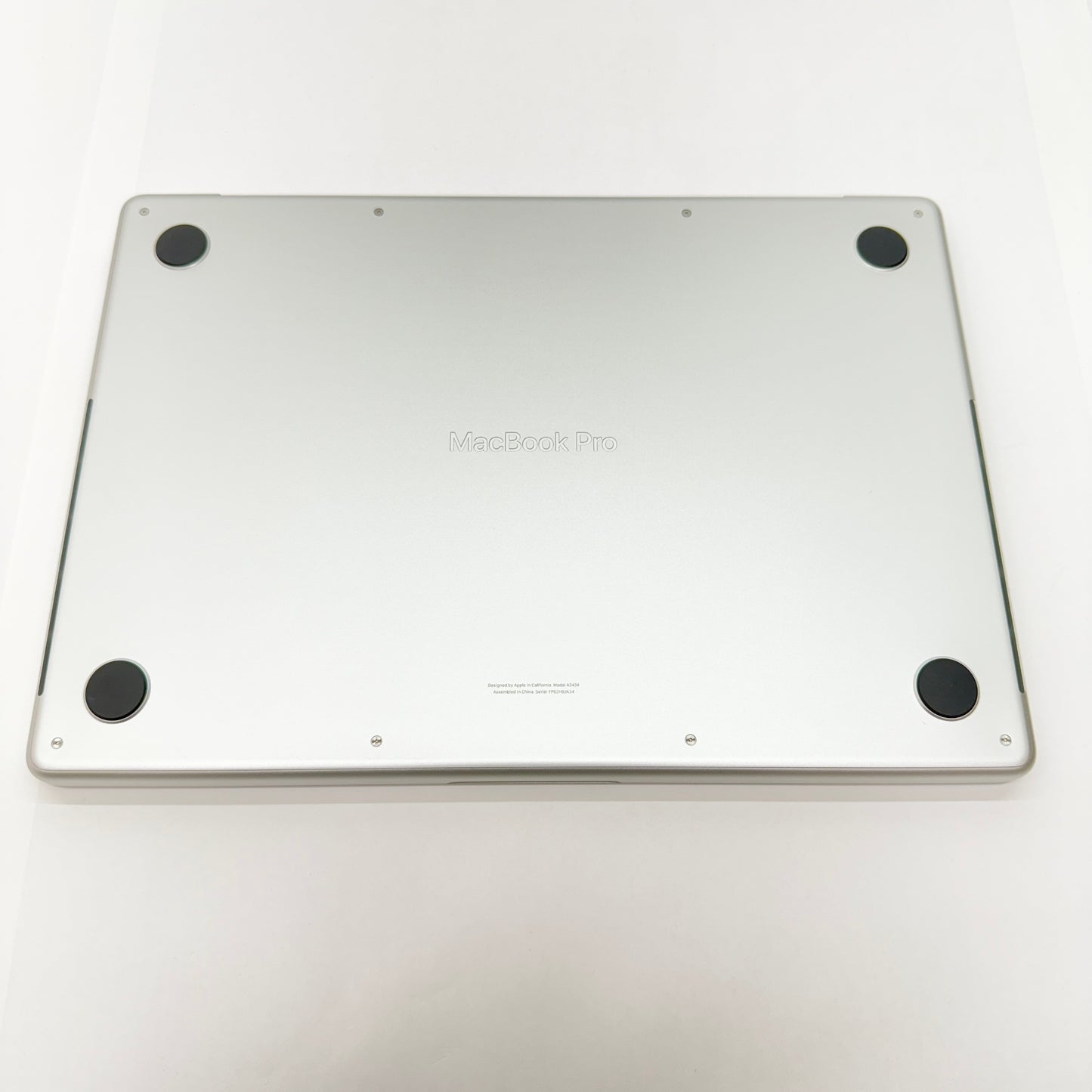新品同様 美品 Apple MacBookPro 14インチ M5 10コアCPU 10コアGPU  24GB 1TB Nano-textureガラス搭載 シルバー 限定保証 有効期限：2026年10月27日【C5327-80】
