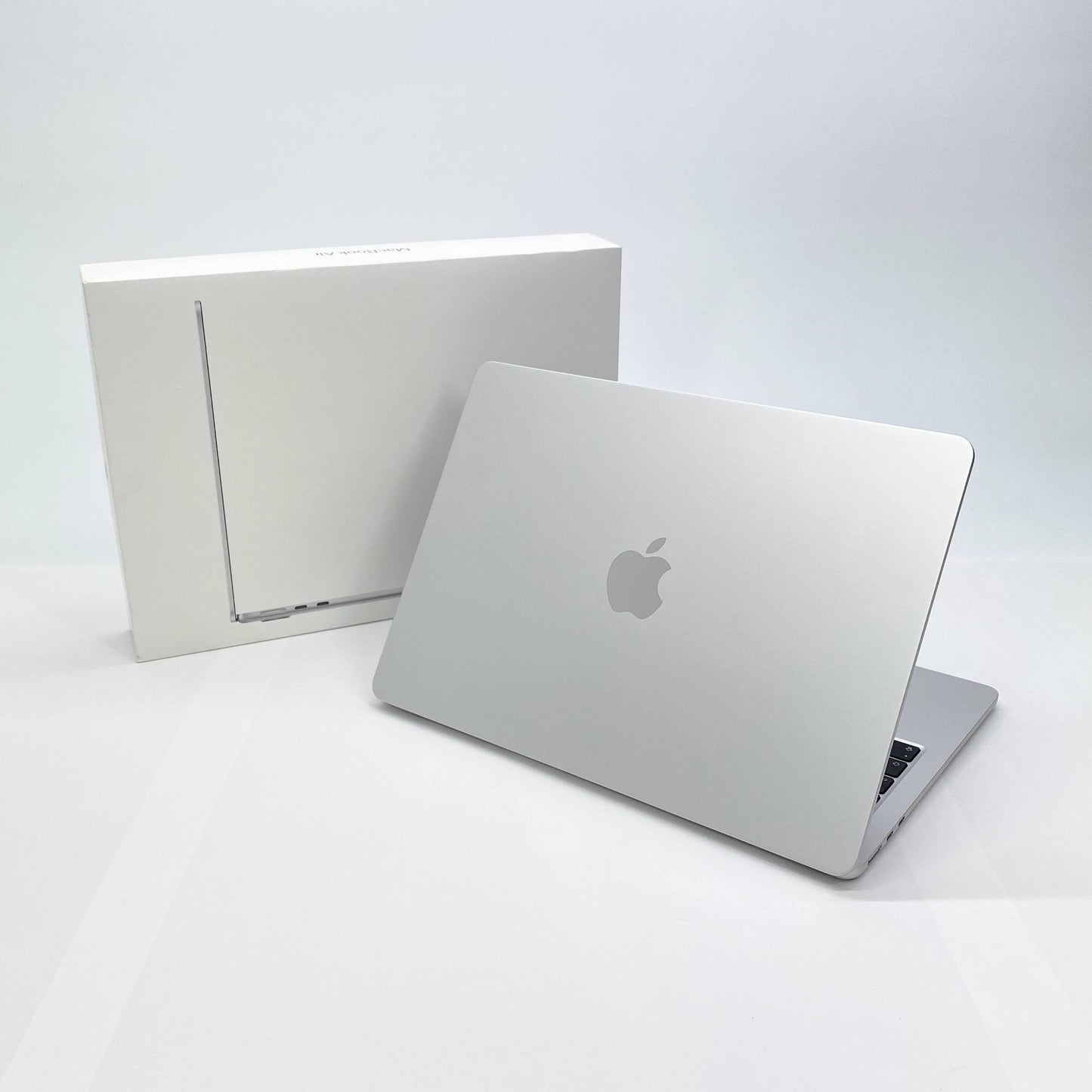 新品同様 美品 Apple MacBook Air 13インチ Early 2025 M4 10コア/16GB/SSD 256GB シルバー MW0W3J/A 充放電回数6回 バッテリー最大容量100% 【C6222-80】