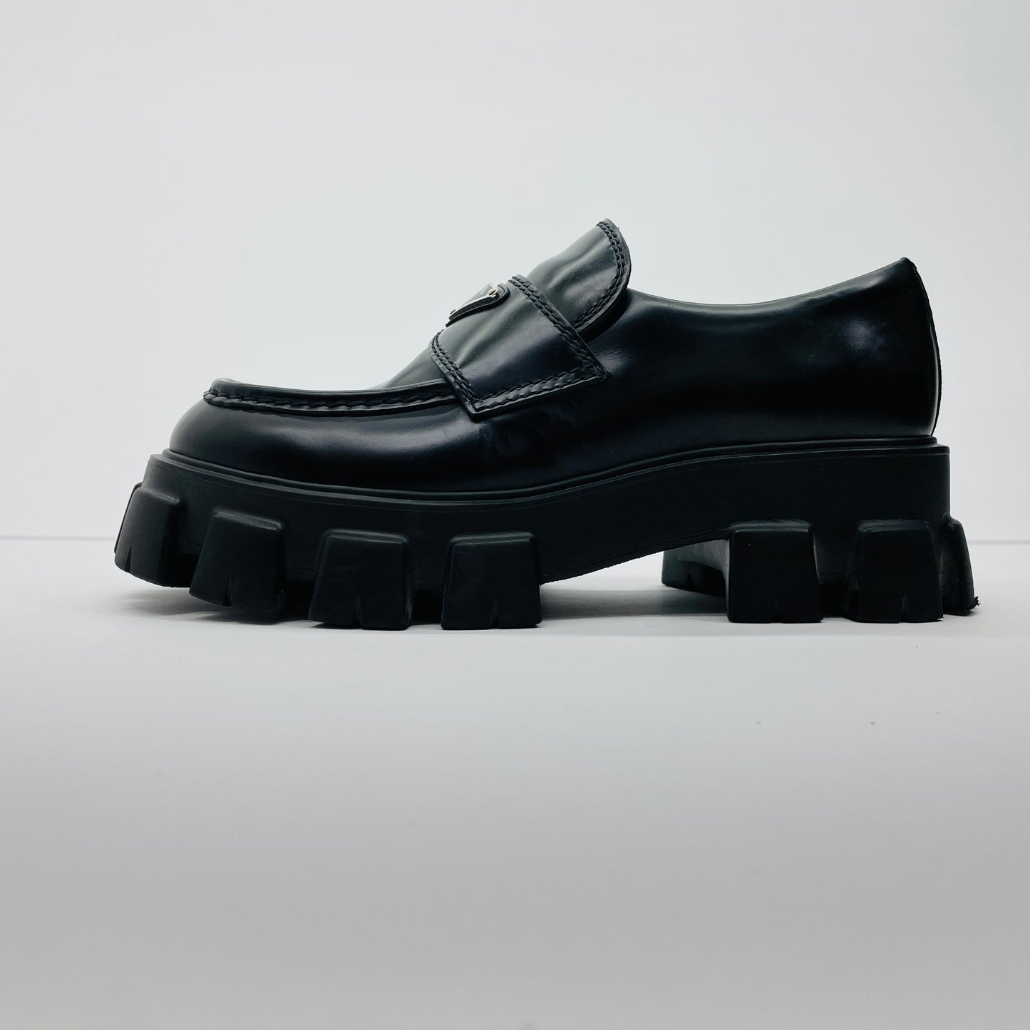 美品 PRADA プラダ ローファー モノリス ブラッシュドレザー サイズ：7.5（26.5cm相当）【C4597-100】