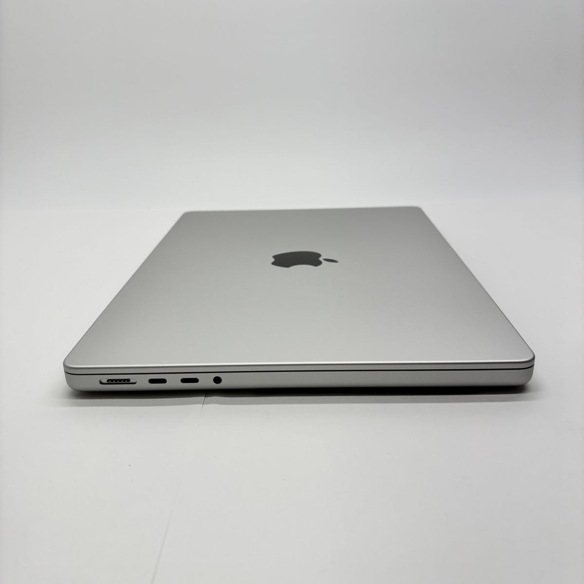新品同様 美品 Apple MacBook Pro 14インチ M5 Pro 24GB SSD 1TB Liquid Retina XDR MGDN4J/A シルバー  バッテリー最大容量100%【C8836-80】