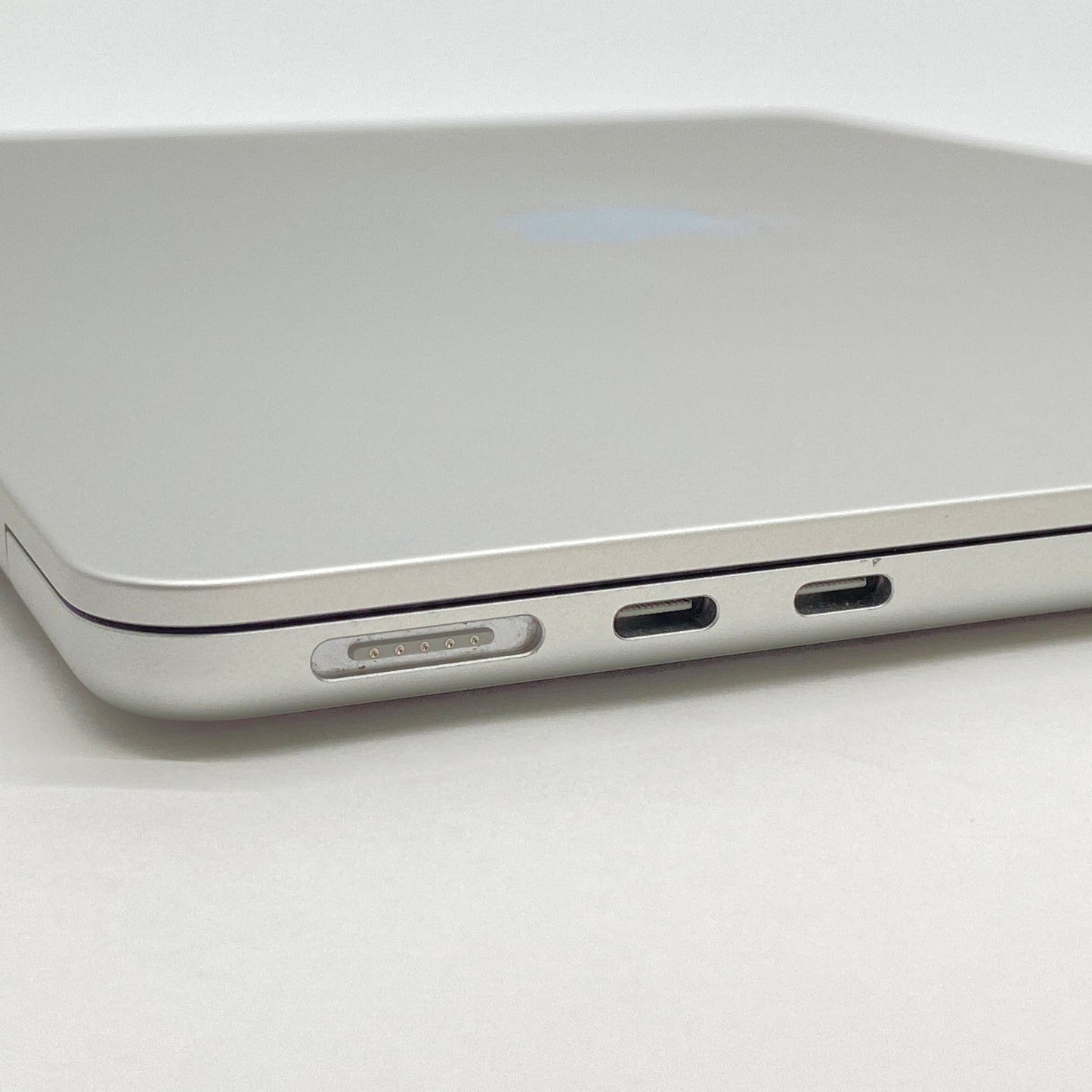 美品 MacBook Air M2 2022 8コアCPU 8コアGPU 16GB 512GB 充放電回数211回 バッテリー最大容量86% US配列 シルバー	【C7201-80】