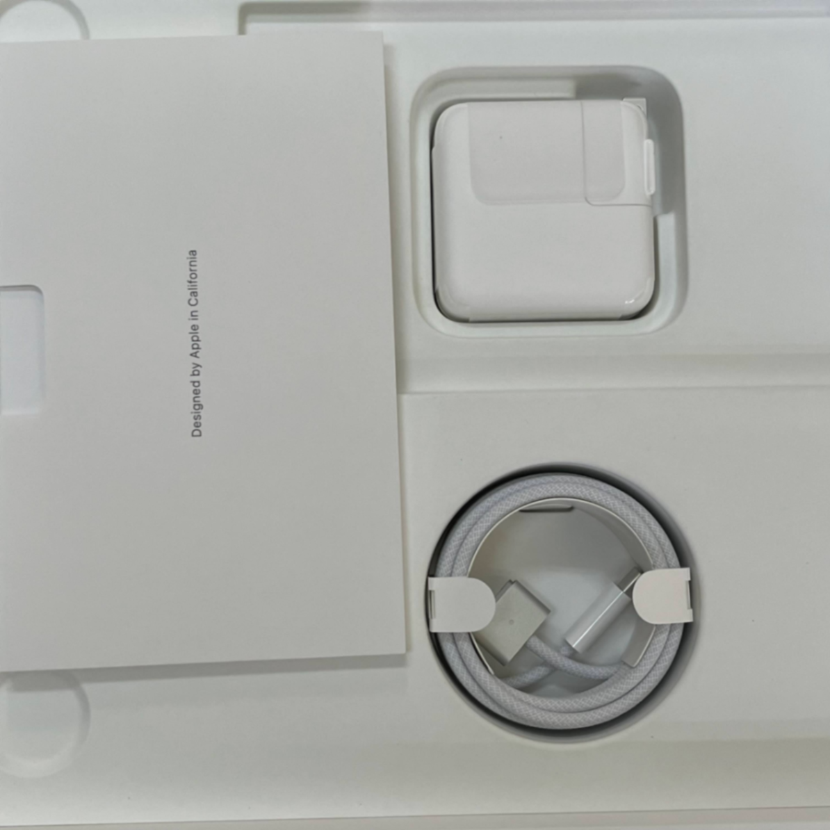 新品同様 美品 MacBook Air 13インチ M4 2025 10コアCPU 8コアGPU MW0W3J/A 16GB 256GB 充放電回数2回 バッテリー最大容量100% 【C5967-80】