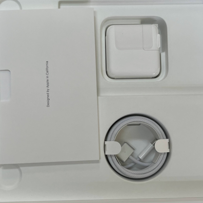 新品同様 美品 MacBook Air 13インチ M4 2025 10コアCPU 8コアGPU MW0W3J/A 16GB 256GB 充放電回数2回 バッテリー最大容量100% 【C5967-80】