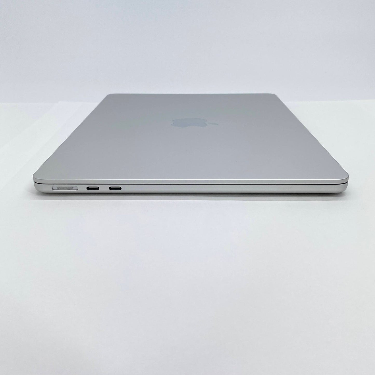 新品同様 美品 Apple MacBook Air 13インチ Early 2025 M4 10コア/16GB/SSD 256GB シルバー MW0W3J/A 充放電回数6回 バッテリー最大容量100% 【C6222-80】
