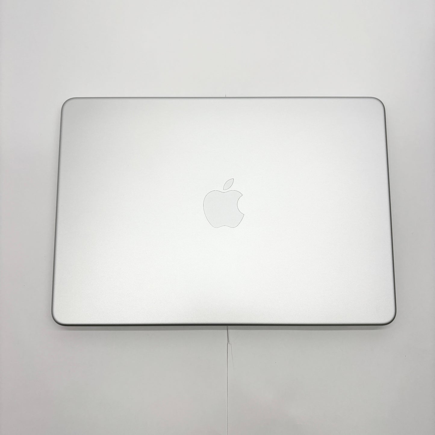 美品 新品同様 Apple MacBook Neo 13インチ Apple A18 Proチップ 6コア 8GB SSD 256GB シルバー MHFA4J/A バッテリー最大容量100%【C8700-80】