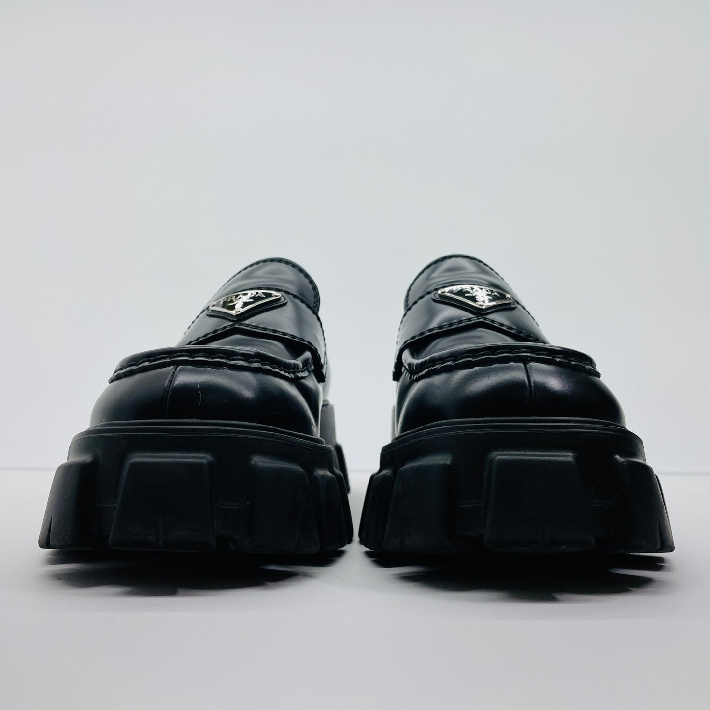 美品 PRADA プラダ ローファー モノリス ブラッシュドレザー サイズ：7.5（26.5cm相当）【C4597-100】