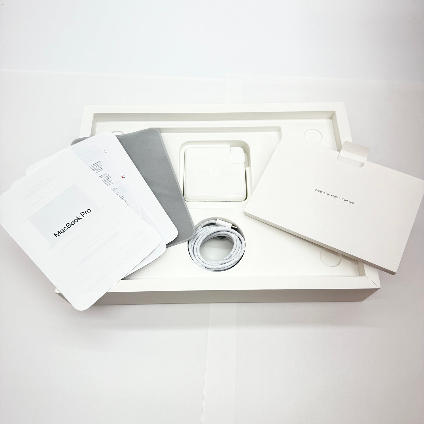 新品同様 美品 Apple MacBookPro 14インチ M5 10コアCPU 10コアGPU  24GB 1TB Nano-textureガラス搭載 シルバー 限定保証 有効期限：2026年10月27日【C5327-80】