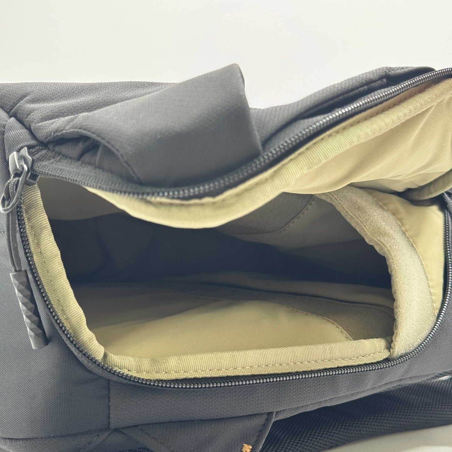 未使用 OneGo Lite Backpack 12L (マットブラック) バックパック　カメラバッグ【C7566-100】