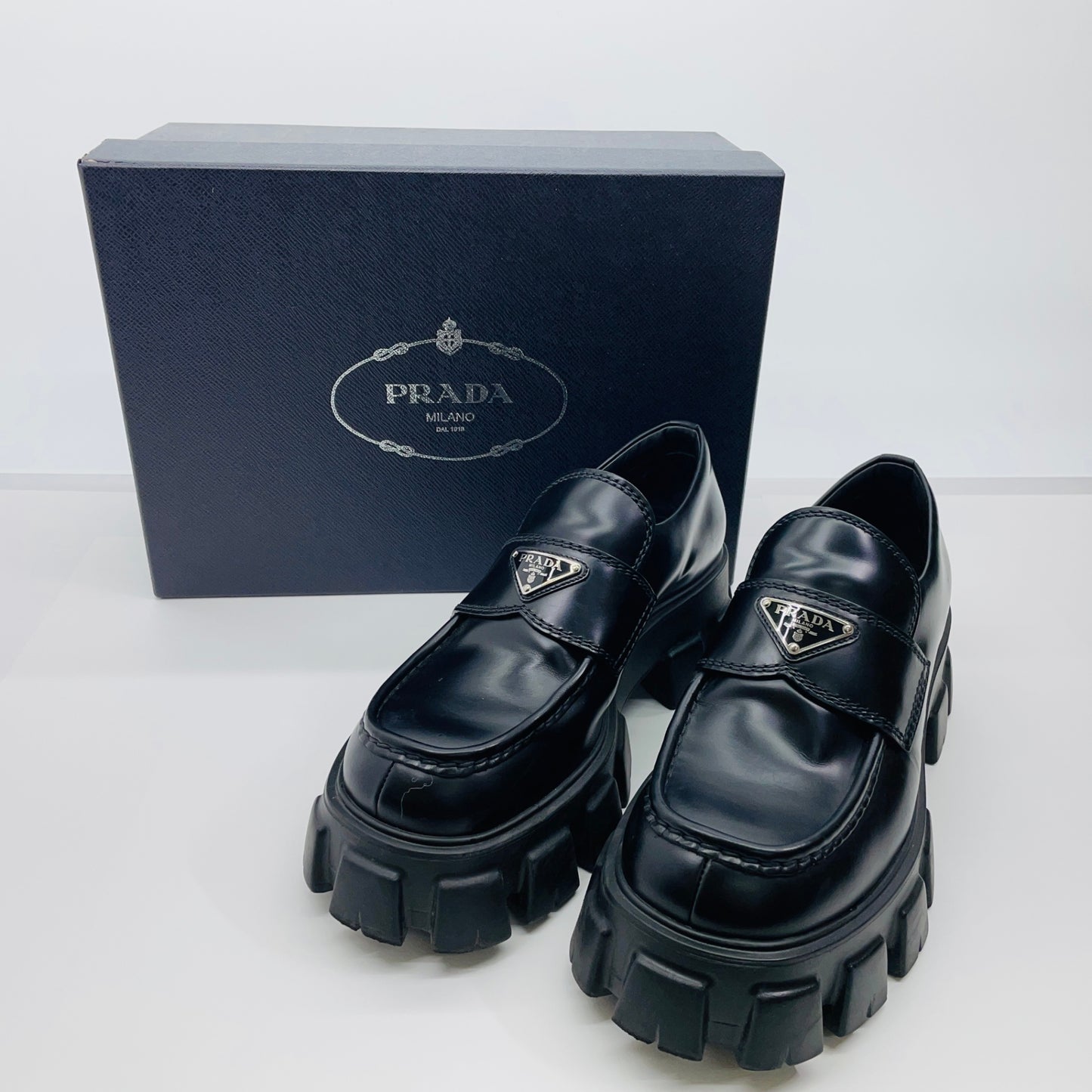 美品 PRADA プラダ ローファー モノリス ブラッシュドレザー サイズ：7.5（26.5cm相当）【C4597-100】