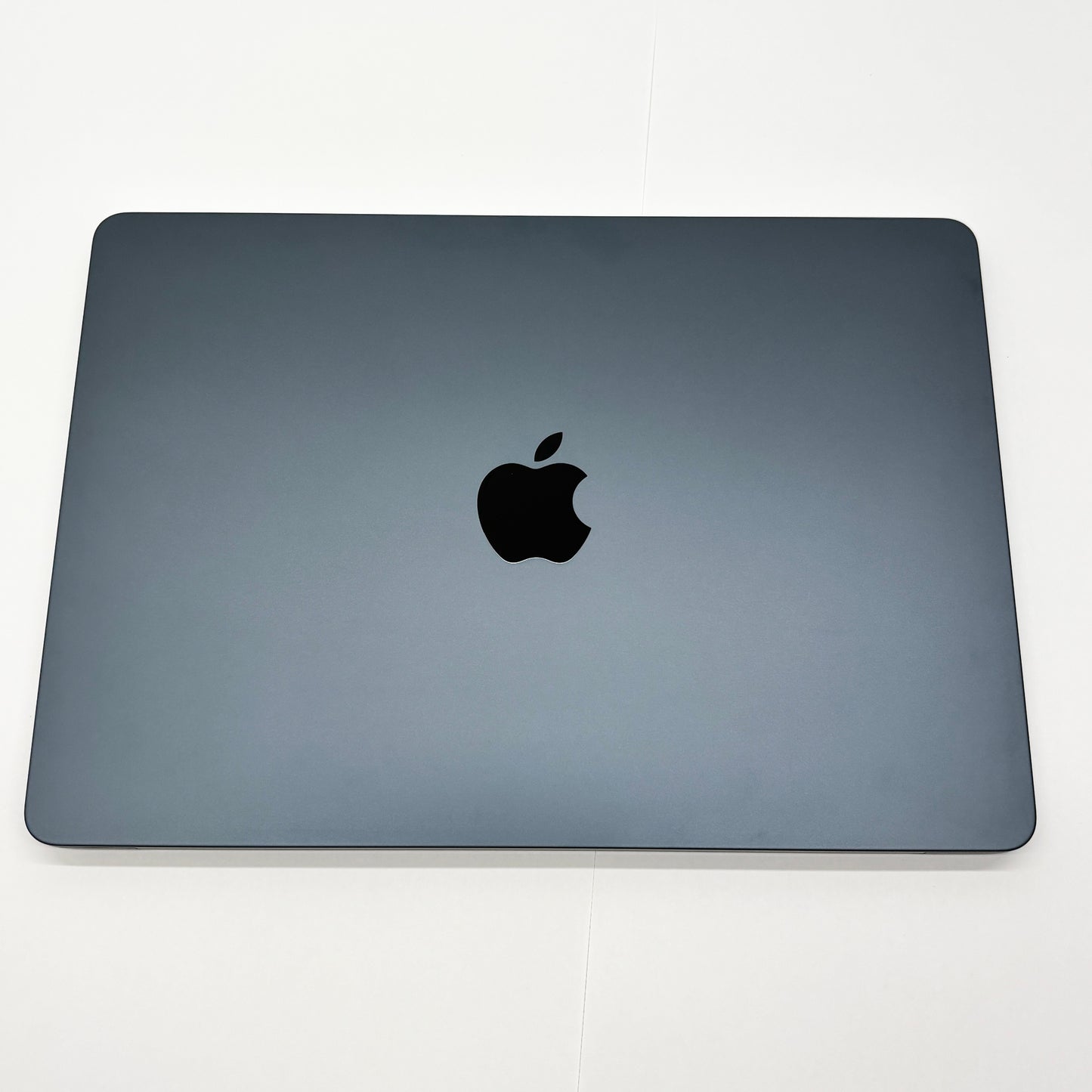 新品同様 美品 MacBook Air Liquid Retina 13インチ 2022 M2 8GB SSD 256GB ミッドナイト MLY33J/A 充放電回数11回 バッテリー最大容量100%【C8100-80】
