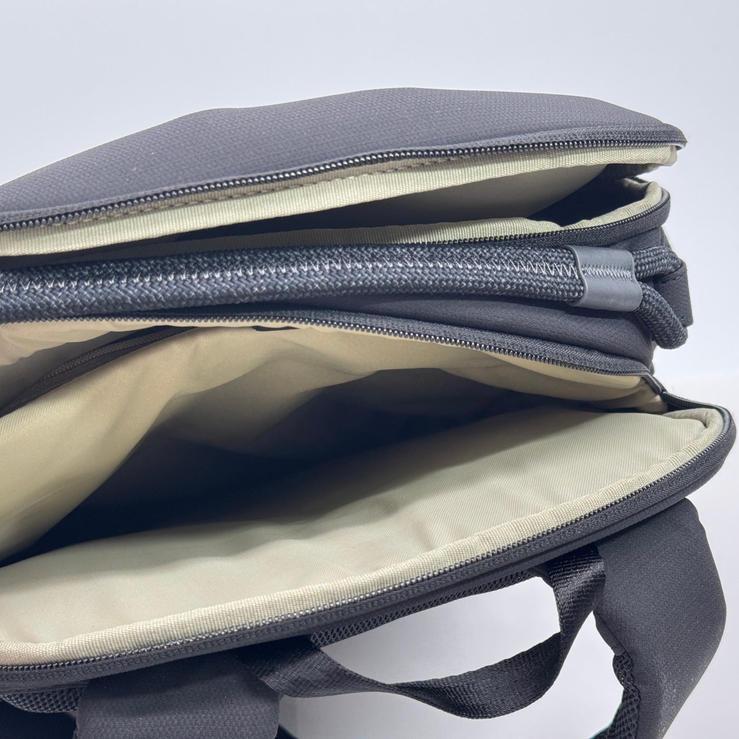 未使用 OneGo Lite Backpack 12L (マットブラック) バックパック　カメラバッグ【C7566-100】