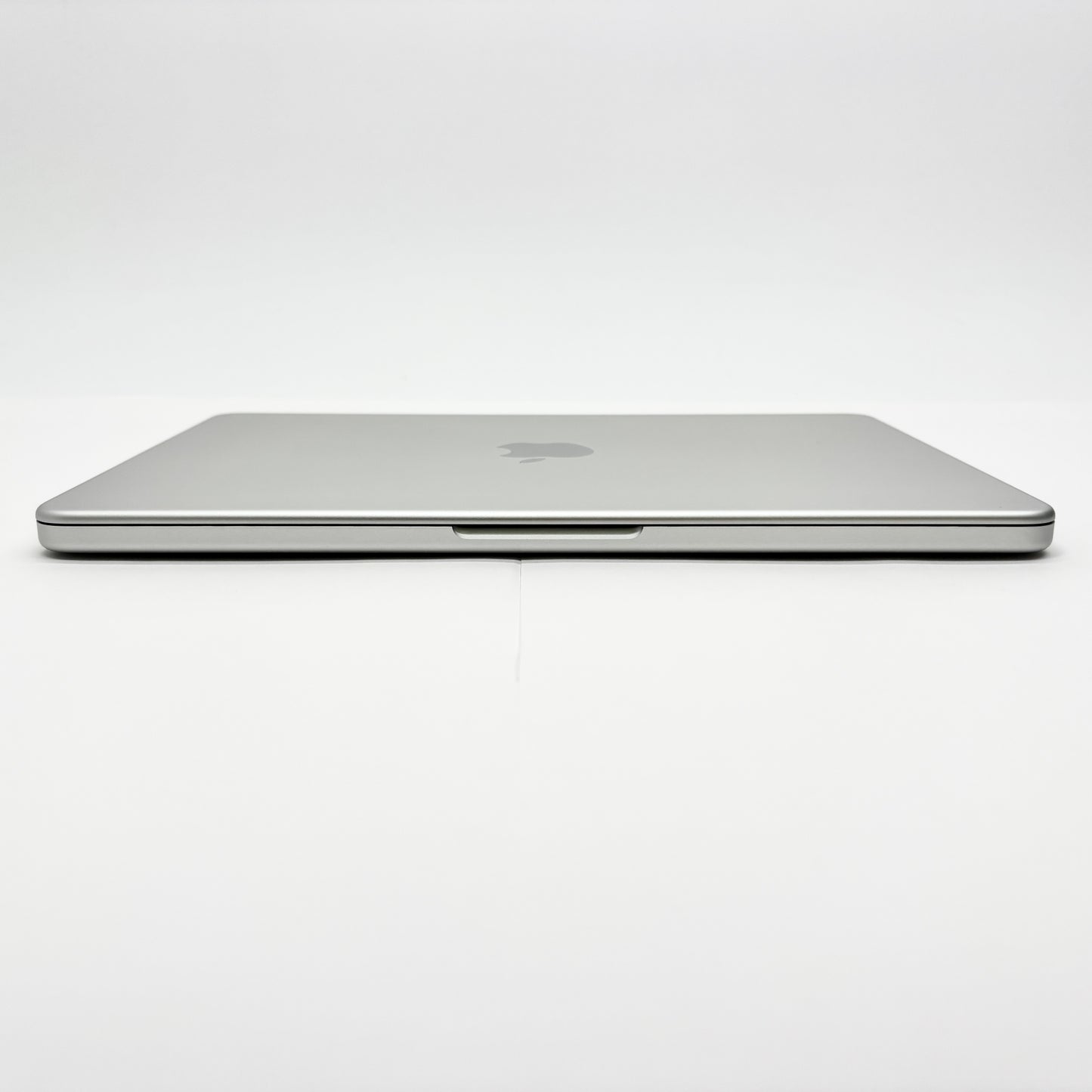美品 新品同様 Apple MacBook Neo 13インチ Apple A18 Proチップ 6コア 8GB SSD 256GB シルバー MHFA4J/A バッテリー最大容量100%【C8700-80】