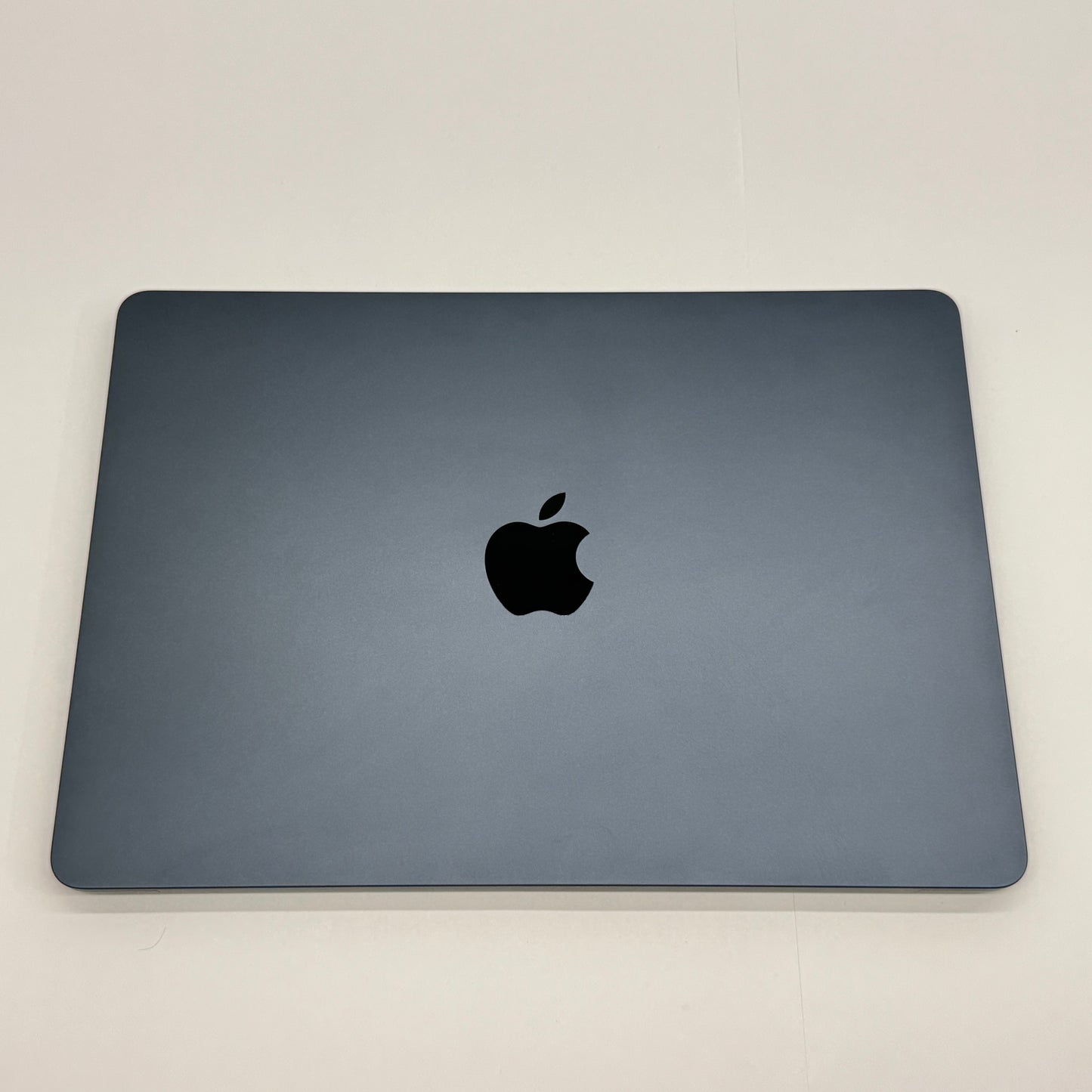 美品Apple Mac Book Air 2025 13インチ M4 10コアCPU 8コアGPU SSD256GB 16GB MW123J/A ミッドナイト 充放電回数3回 バッテリー最大容量100% 付属品完備【C7241-80】