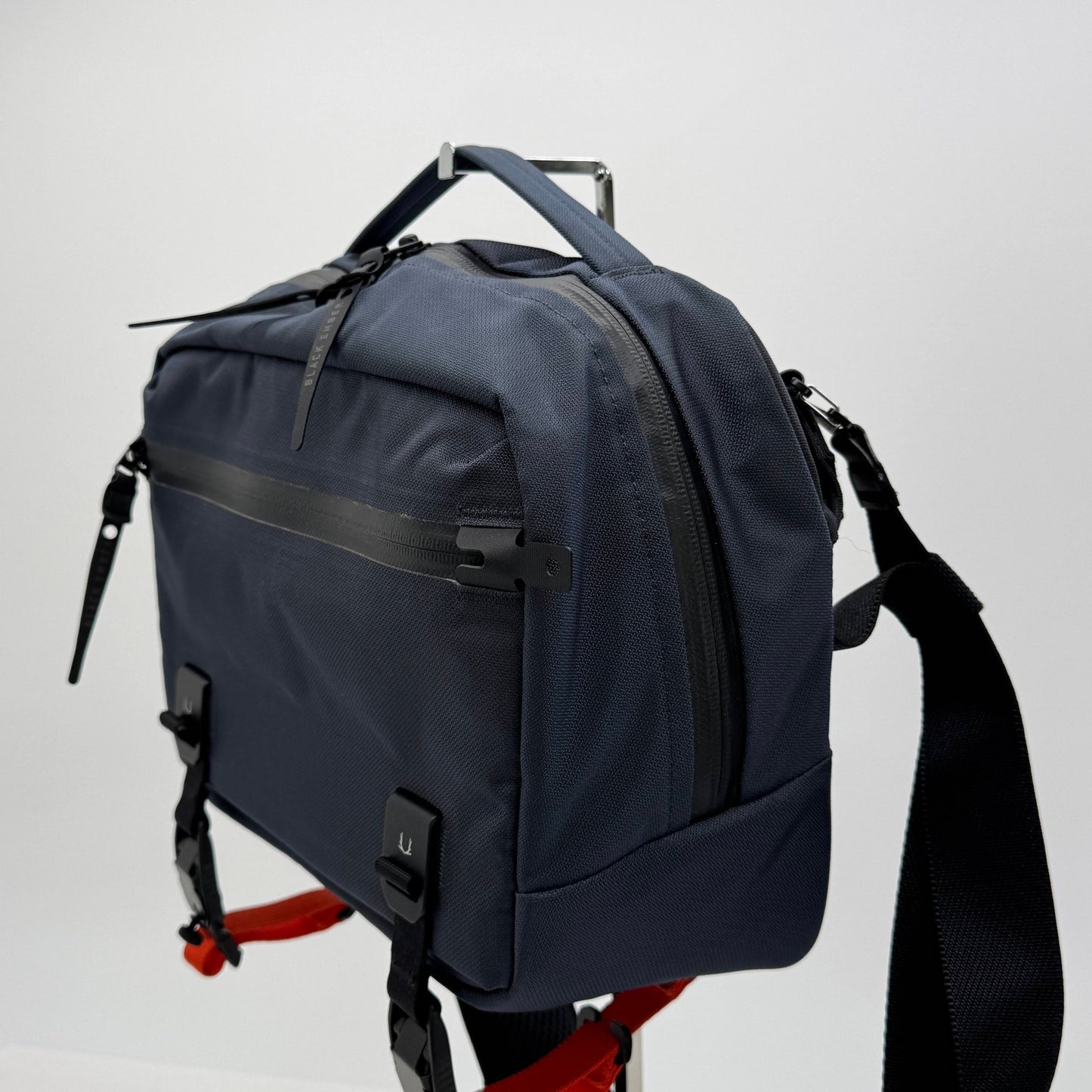 美品 BLACK EMBER ブラックエンバー GRIP-SLING ネイビー ショルダーバッグ カメラインサートREV HOOK V-BUCKLE STRAP付き【C7546】