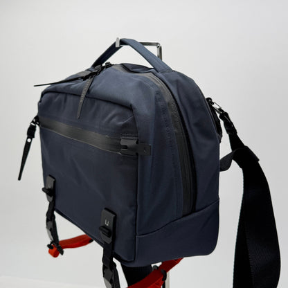 美品 BLACK EMBER ブラックエンバー GRIP-SLING ネイビー ショルダーバッグ カメラインサートREV HOOK V-BUCKLE STRAP付き【C7546】
