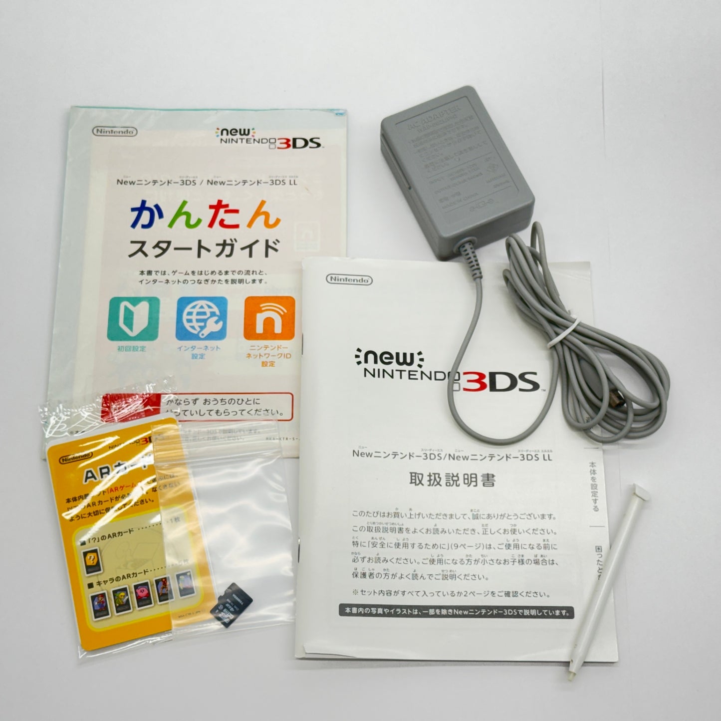 美品 New ニンテンドー 3DS LL本体 RED-001 パールホワイト 充電器・付属品完備【C7297-60】
