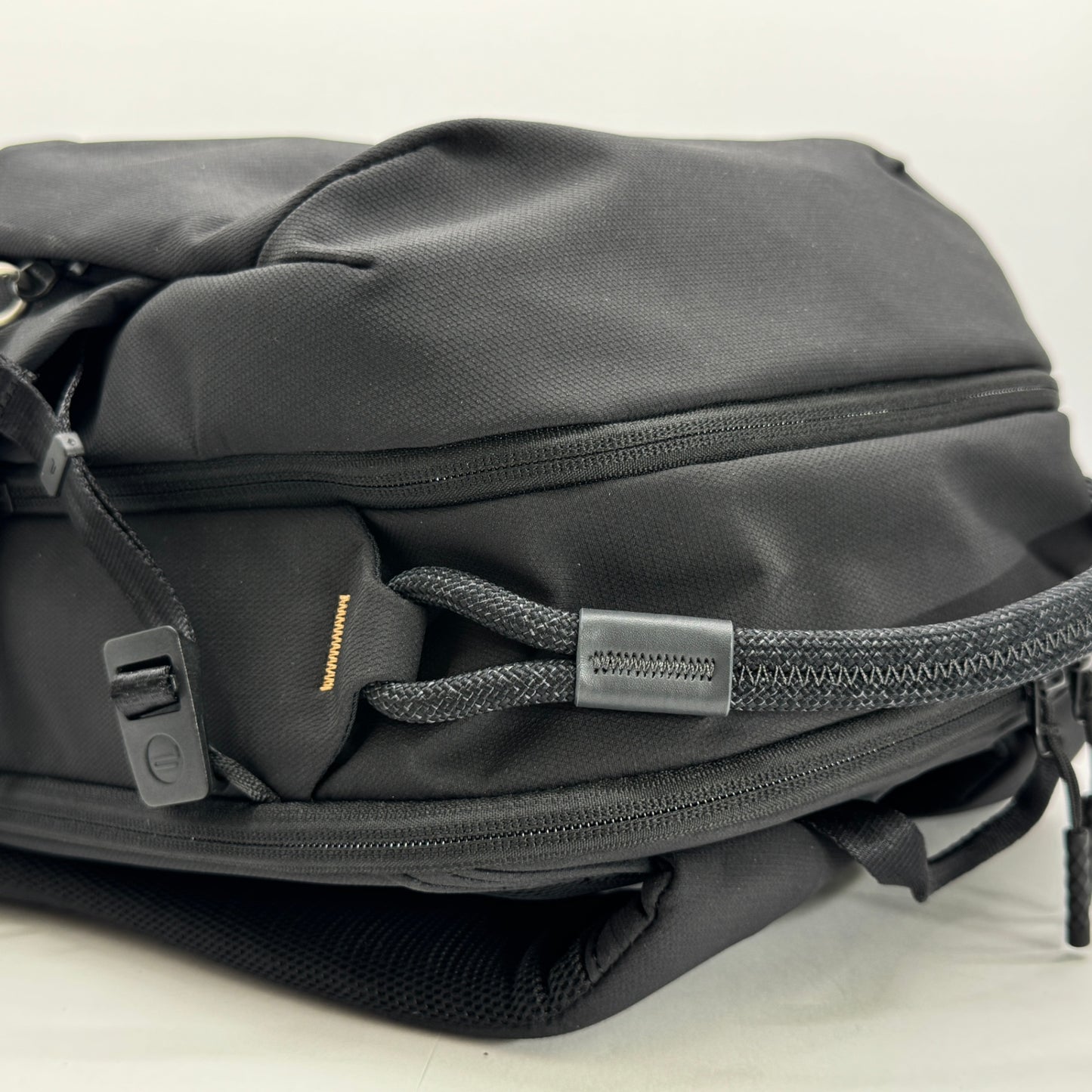 美品 OneGo Lite Backpack 22L (マットブラック) カメラバッグ 多機能バックパック【C7562】