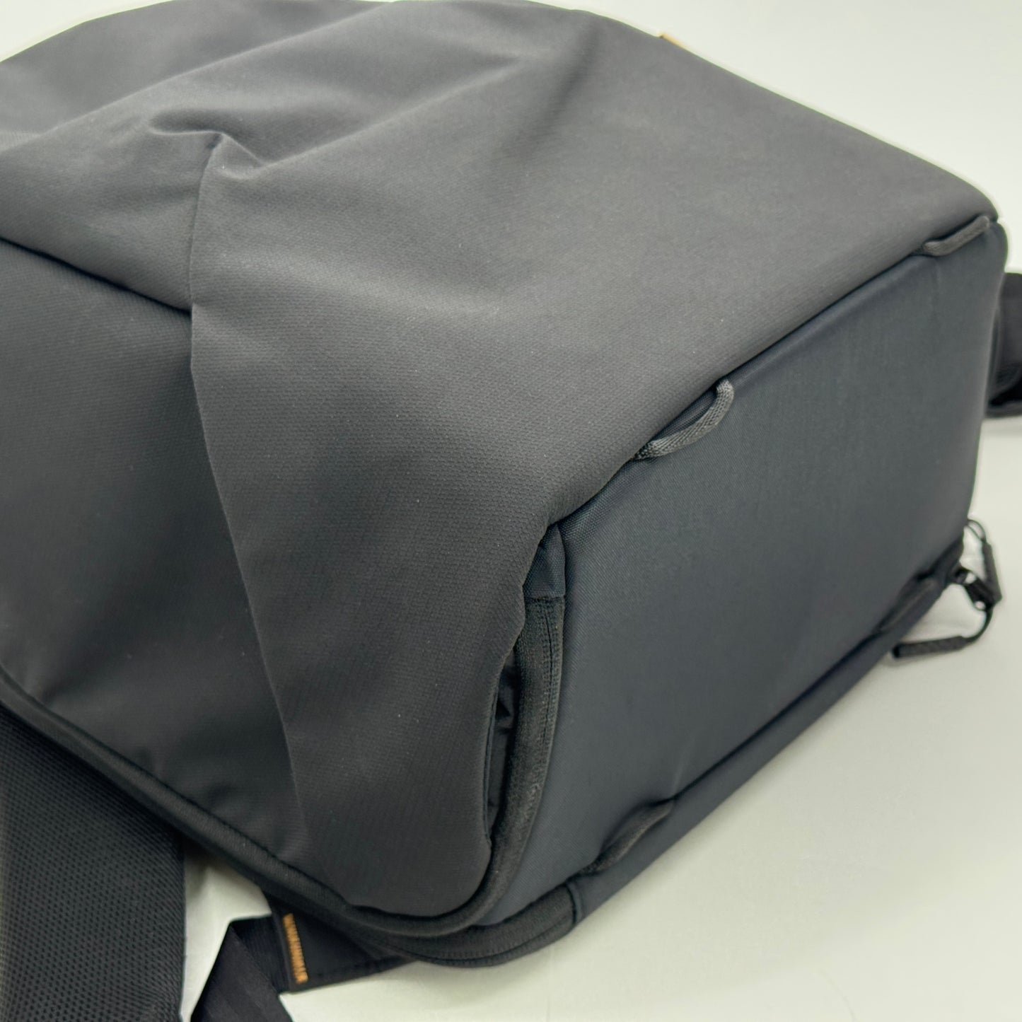 美品 OneGo Lite Backpack 22L (マットブラック) カメラバッグ 多機能バックパック【C7562】