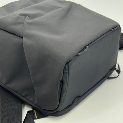 美品 OneGo Lite Backpack 22L (マットブラック) カメラバッグ 多機能バックパック【C7562】
