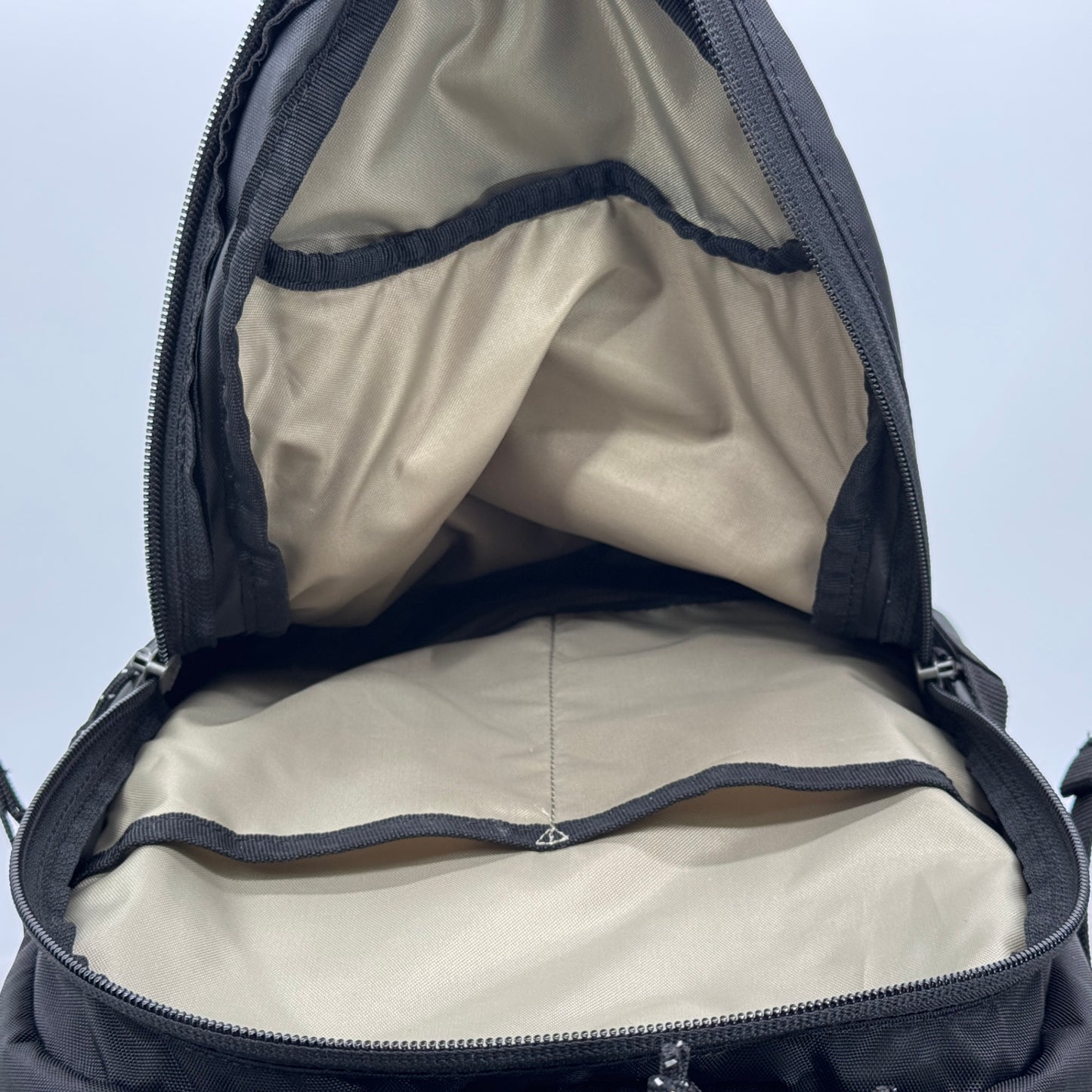 美品 Columbia コロンビア パナシーア 33L バックパック - 通勤・通学から旅行まで使える軽量・大容量の万能リュック【C8026】