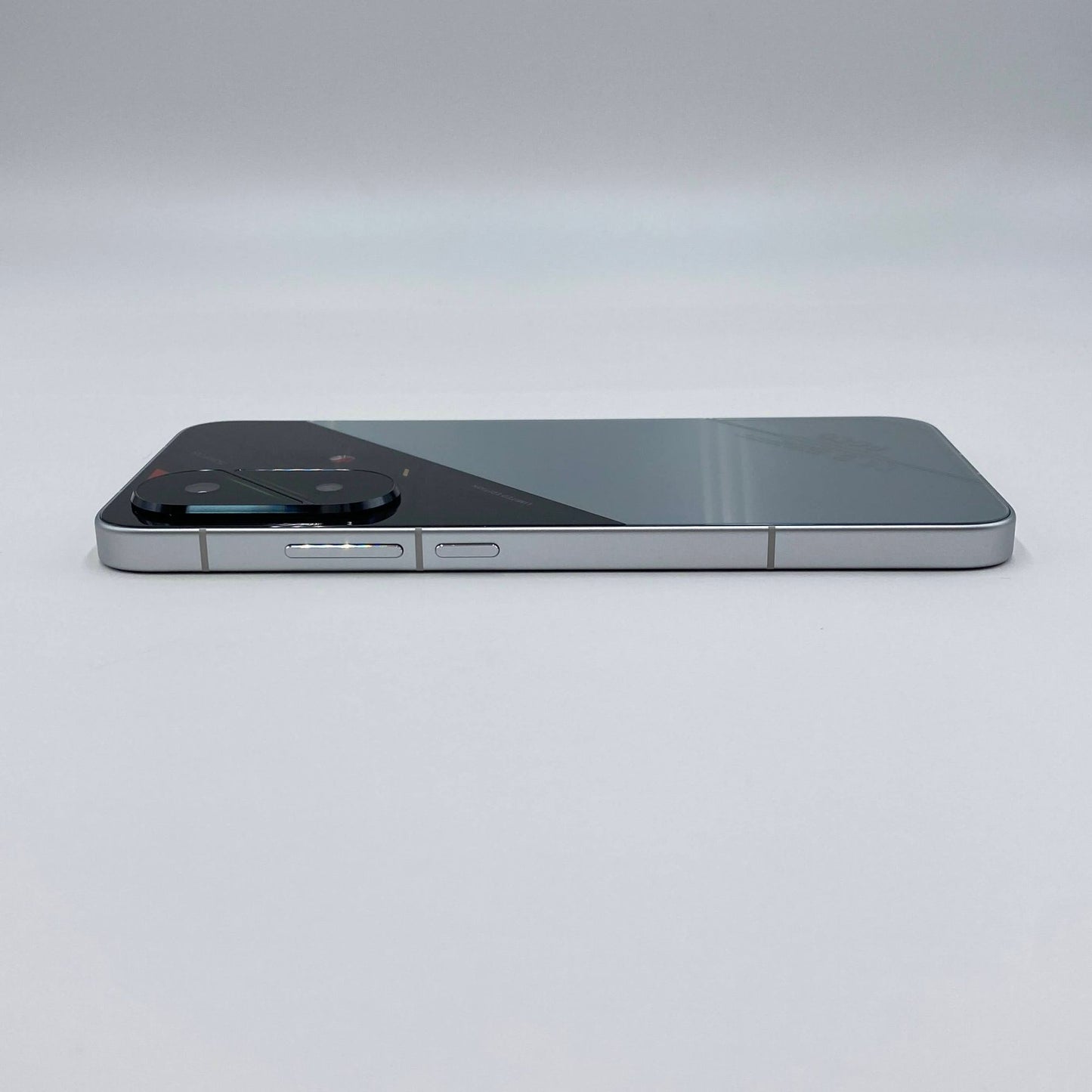 美品 Xiaomi POCO F7 シルバー 12GB RAM 256GB ROM 国内版 【C4733-60】