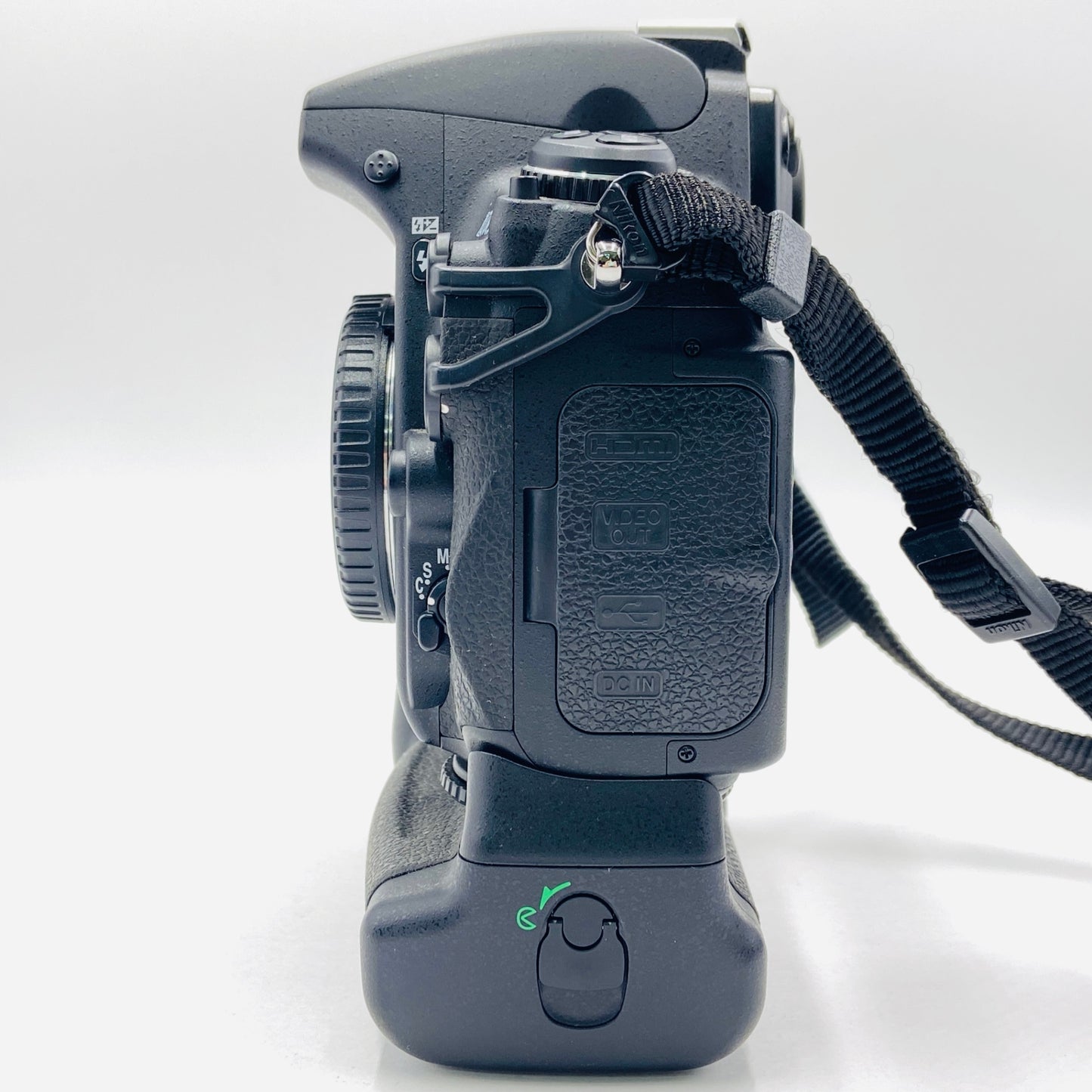 Nikon D700 ボディ　Nikon MB-D10 マルチパワーバッテリーパック付属　【C4305-80】