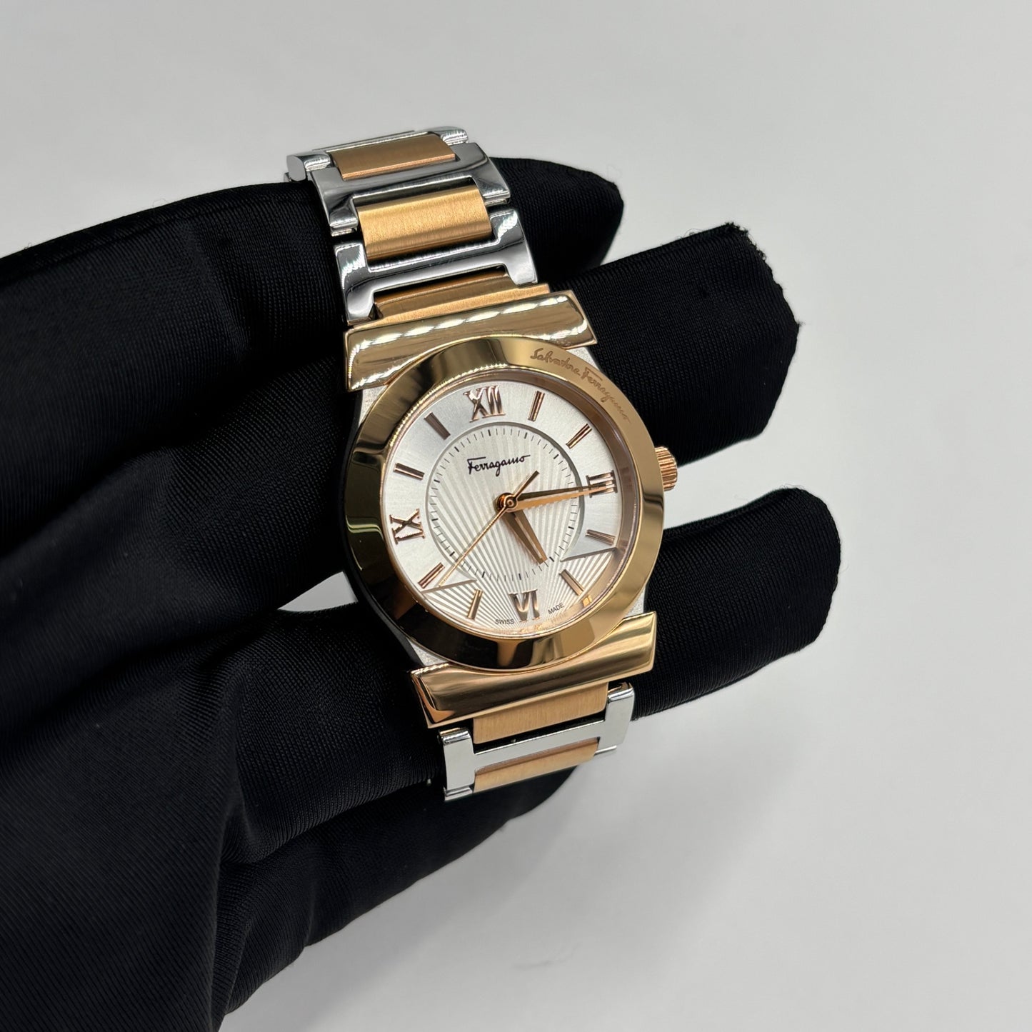 未使用 美品 Salvatore Ferragamo サルバトーレフェラガモ レディース 腕時計 【C5583-60】