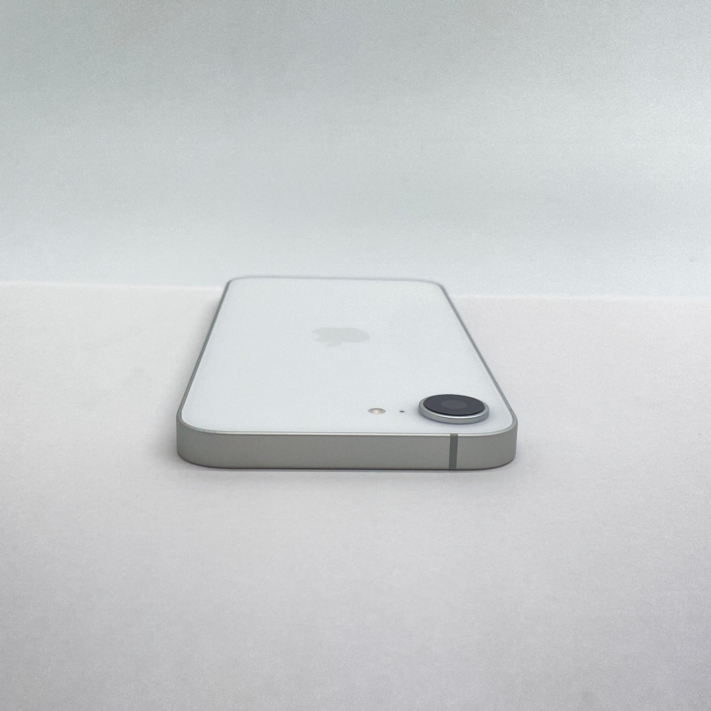 美品 iPhone 16e 128GB ホワイト MD1R4J/A SIMフリー  充放電回数6回 バッテリー最大容量100% 【C7188-C】