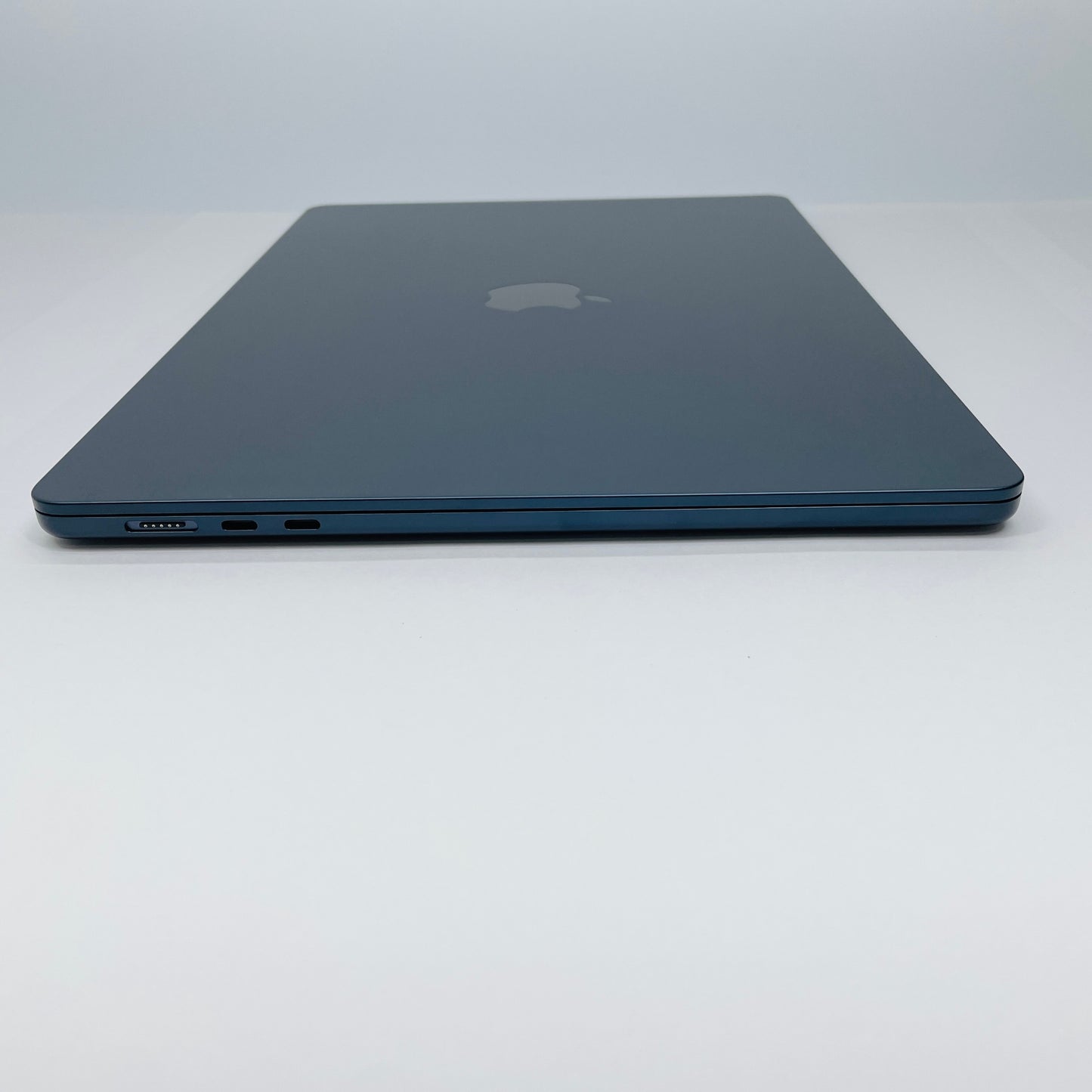 新品同様 美品 Apple Macbook Air 15インチ 2025 M4 メモリ16GB SSD256GB ミッドナイト MW1L3J/A バッテリー最大容量100%【C4841-80】