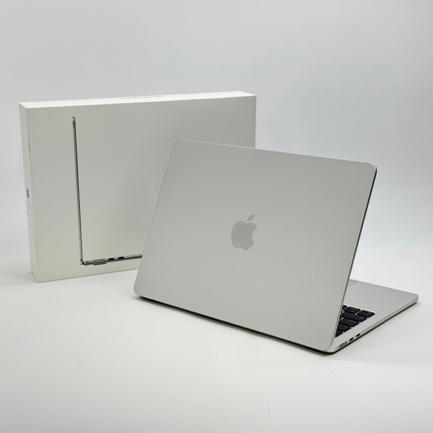 美品 Apple MacBook Air 13インチ 2026 MDH74J/A M5 16GB 512GB シルバー  バッテリー最大容量100%【C7842-80】