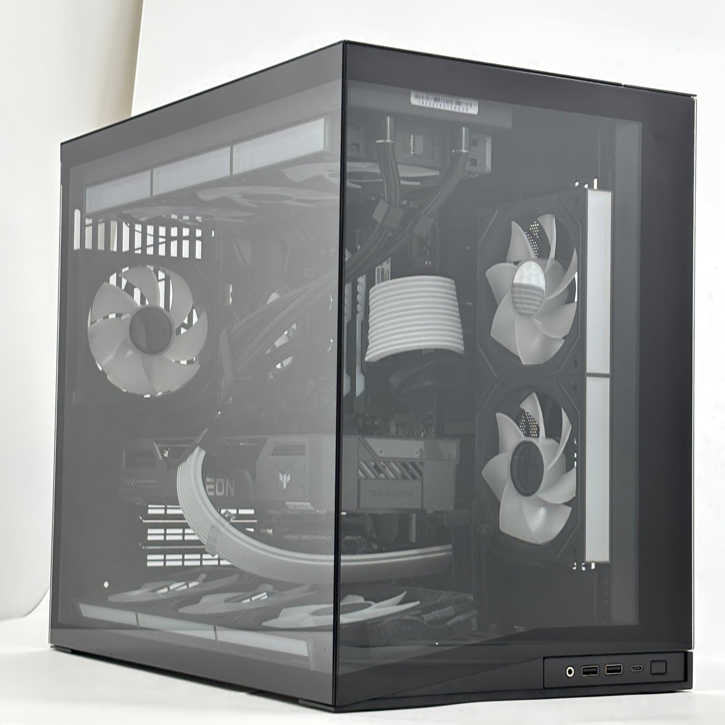 美品 ピラーレス自作ゲーミングPC Ryzen 7 5700X 32GB nvmeSSD2TB Radeon RX 9060 XT Windows11 Home【C8511-140】