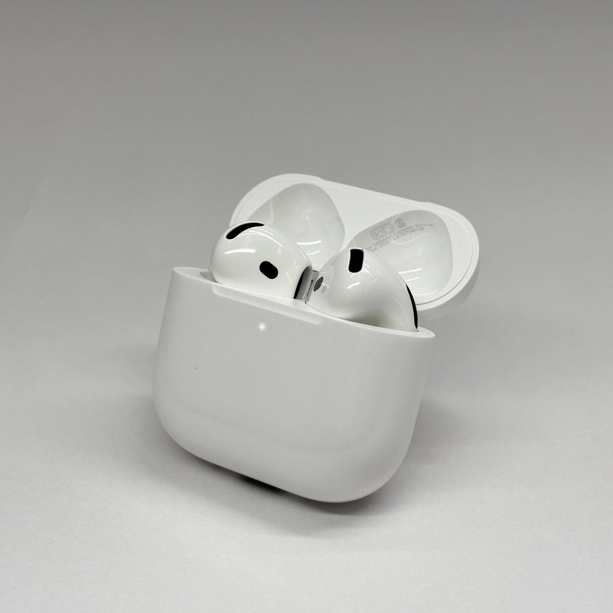 美品 AirPods 4 MXP93J/A （アクティブノイズキャンセリング搭載モデル）【C9028-C】