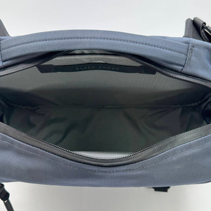 美品 BLACK EMBER ブラックエンバー GRIP-SLING ネイビー ショルダーバッグ カメラインサートREV HOOK V-BUCKLE STRAP付き【C7546】