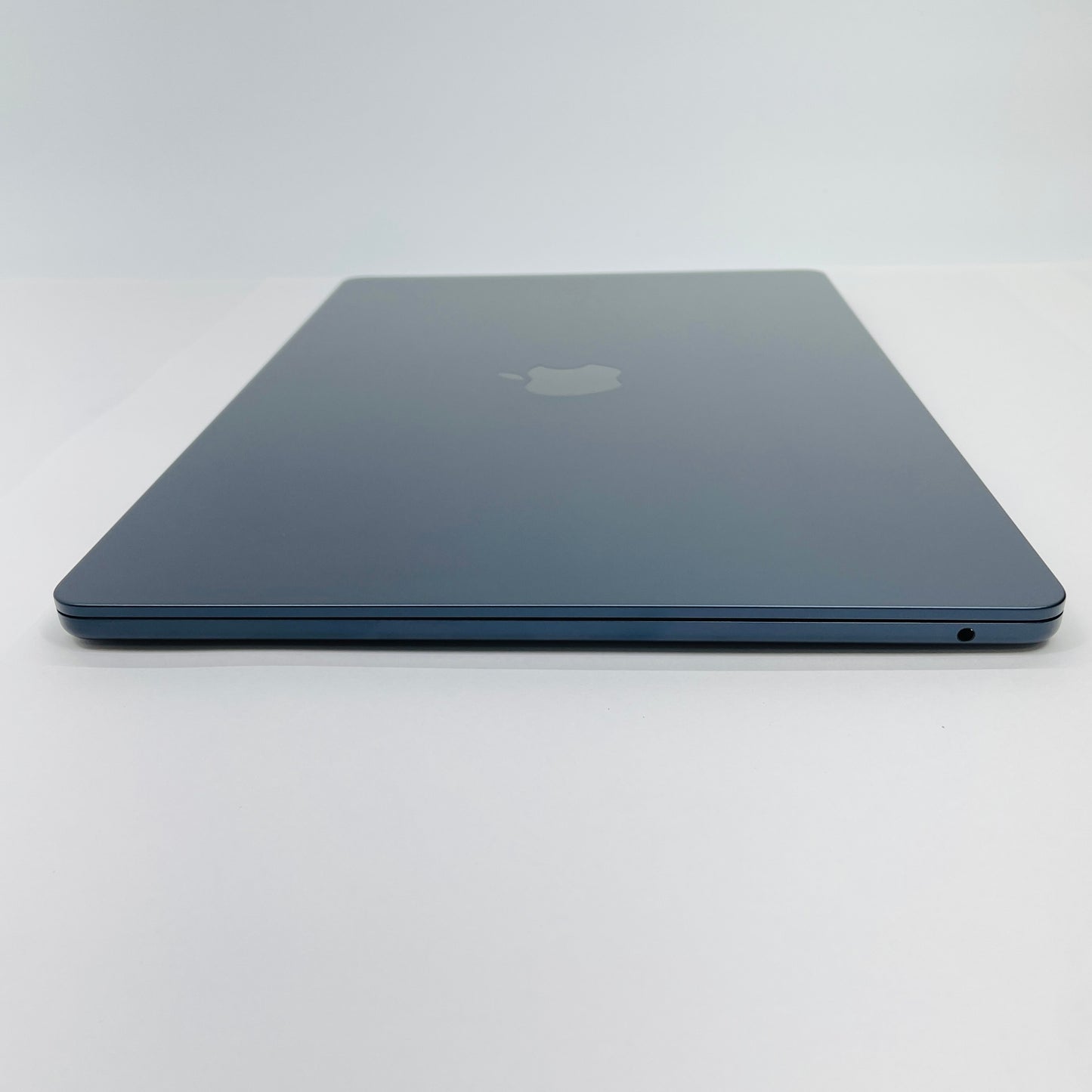 新品同様 美品 Apple Macbook Air 15インチ 2025 M4 メモリ16GB SSD256GB ミッドナイト MW1L3J/A バッテリー最大容量100%【C4841-80】