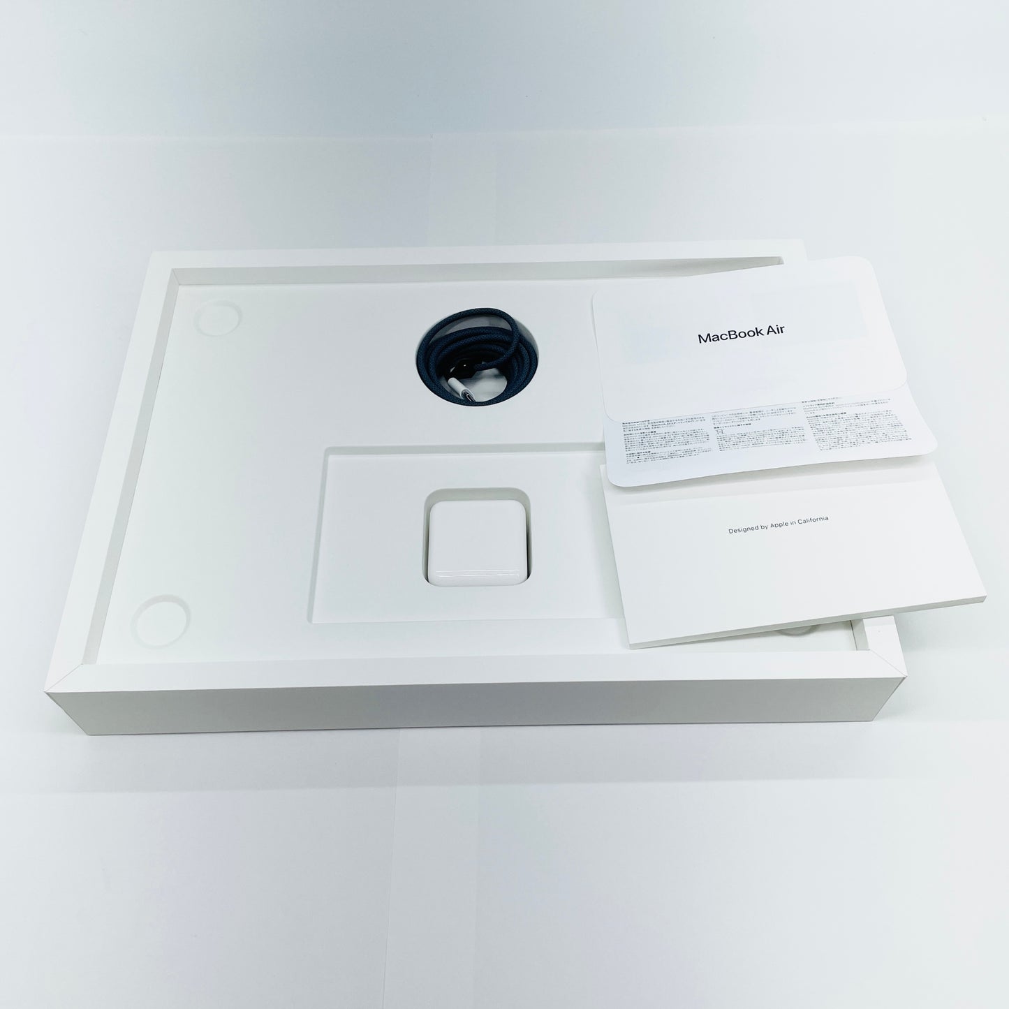 新品同様 美品 Apple Macbook Air 15インチ 2025 M4 メモリ16GB SSD256GB ミッドナイト MW1L3J/A バッテリー最大容量100%【C4841-80】