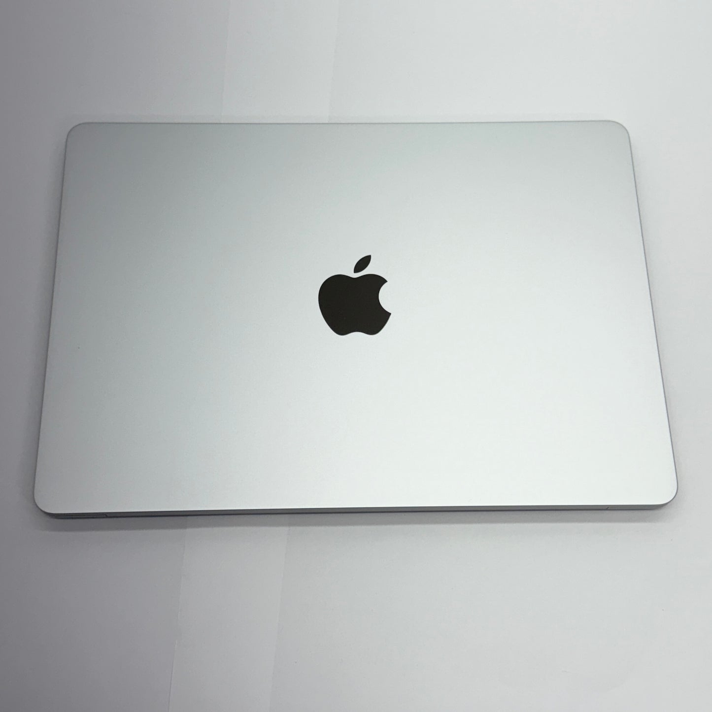 美品 Apple MacBook Air 13インチ 2022 M2 8GB 256GB シルバー MLXY3J/A バッテリー最大容量100%【C5221-80】