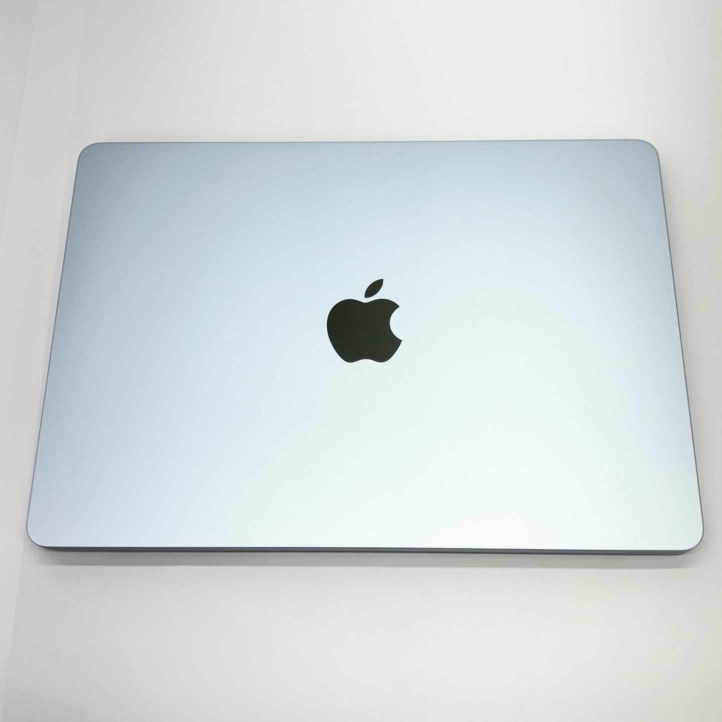 新品同様 美品 MacBook Air 13インチ M4 2025 10コアCPU 8コアGPU 16GB 256GB USキー 充放電回数10回 バッテリー最大容量100%【C5499-80】