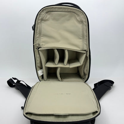 美品 OneGo Lite Backpack 22L (マットブラック) カメラバッグ 多機能バックパック【C7562】